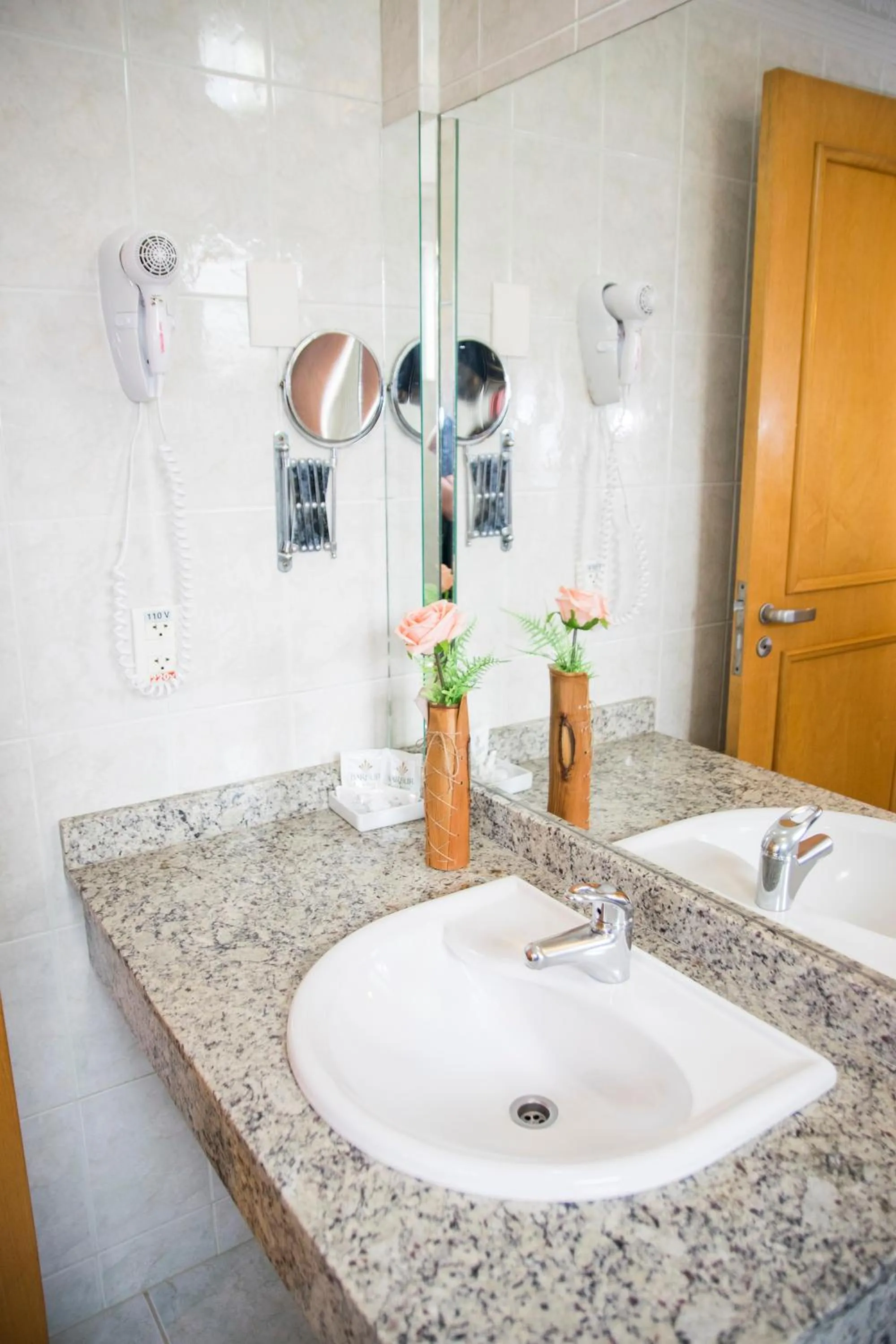 Bathroom in Barbur Plaza Hotel