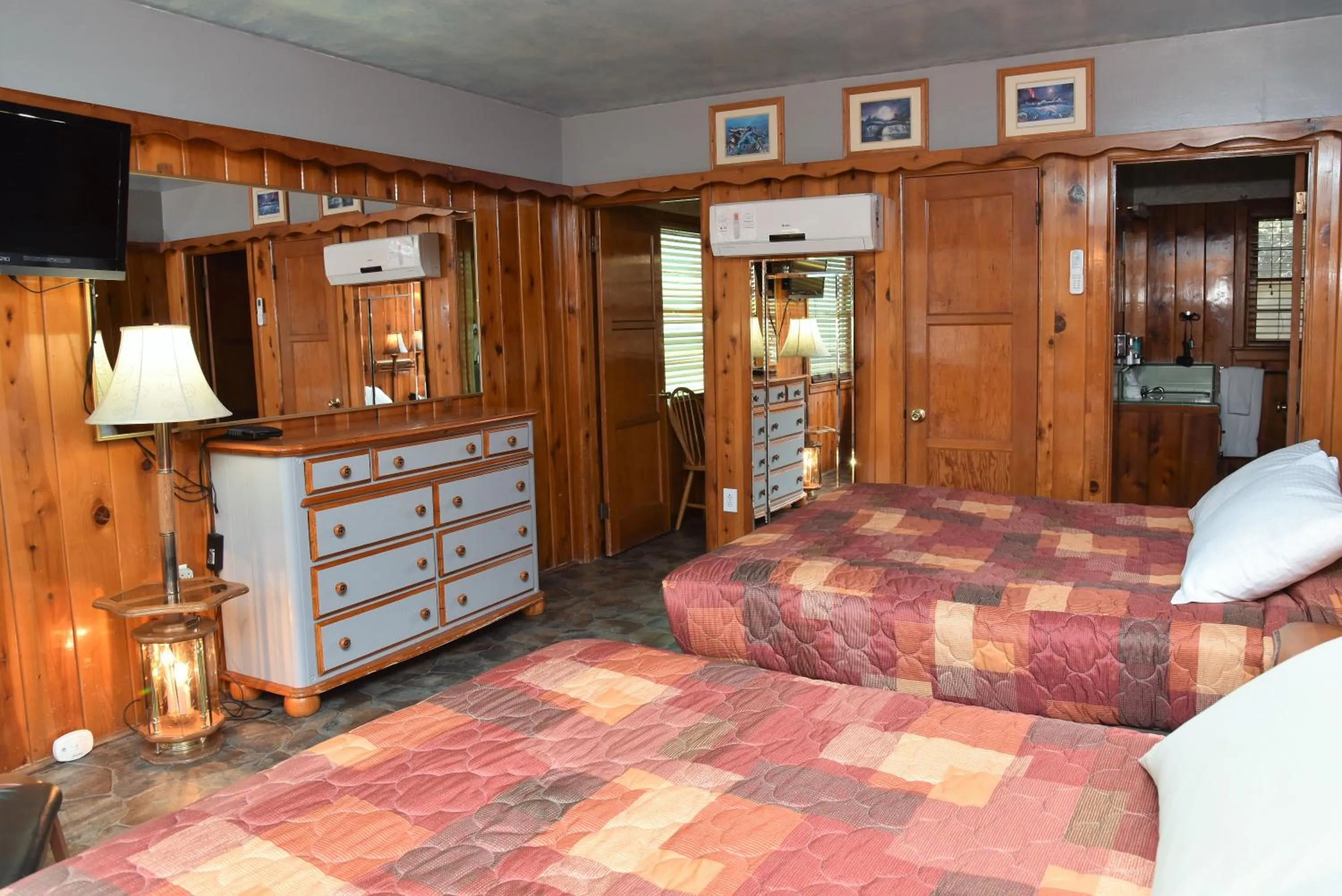 Bed in The Kern Lodge