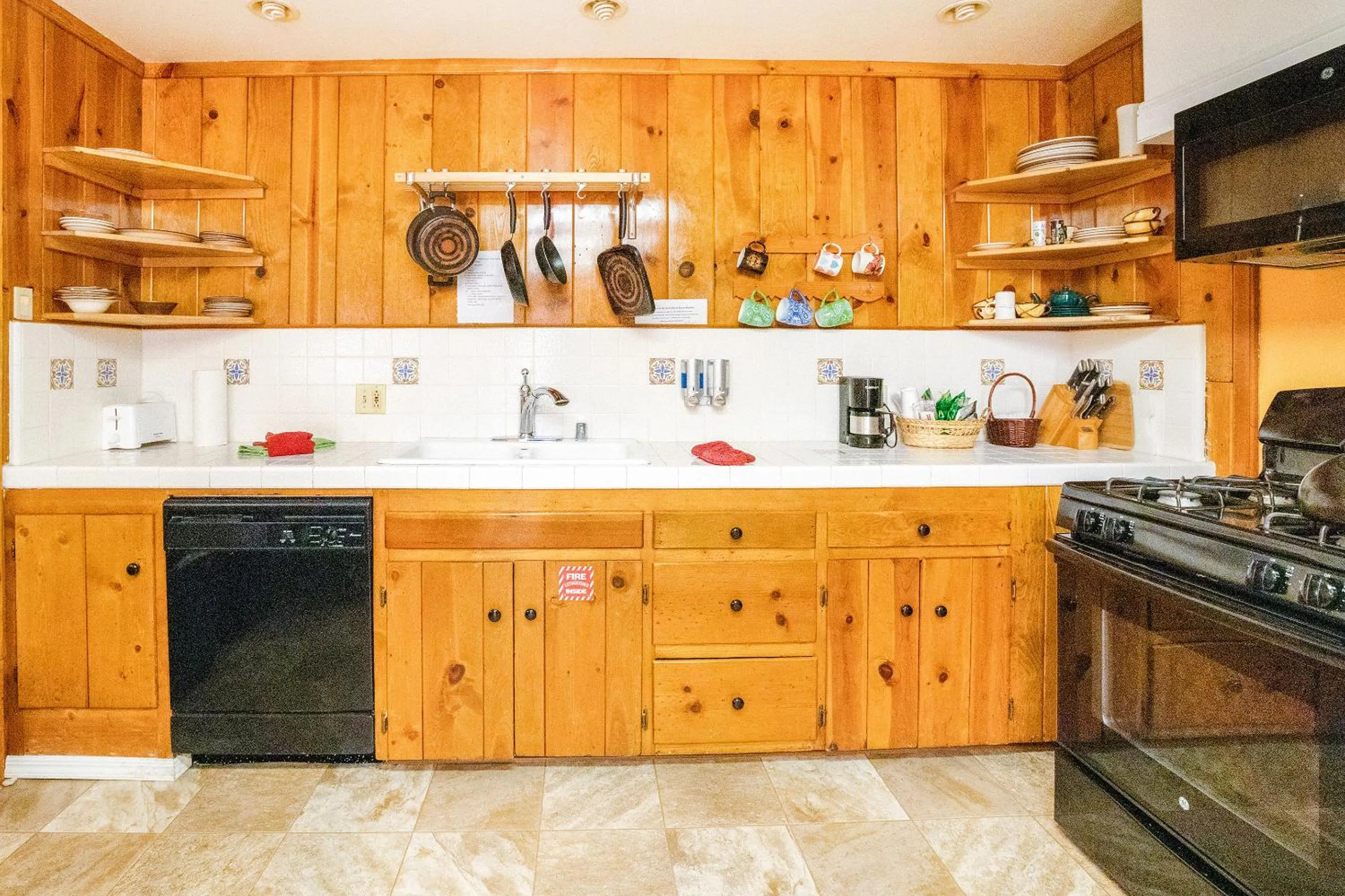 Kitchen or kitchenette in The Kern Lodge