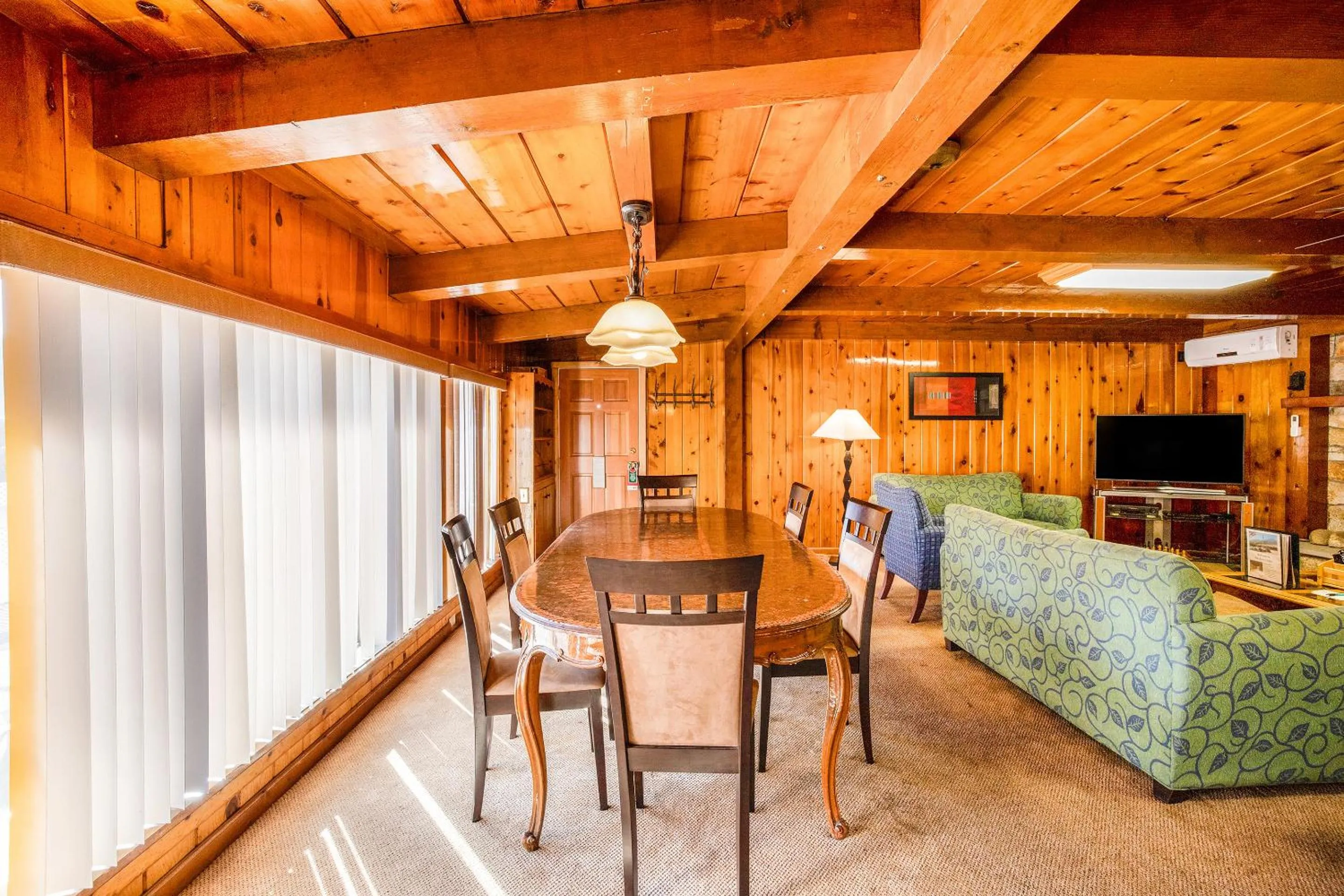 Dining area in The Kern Lodge