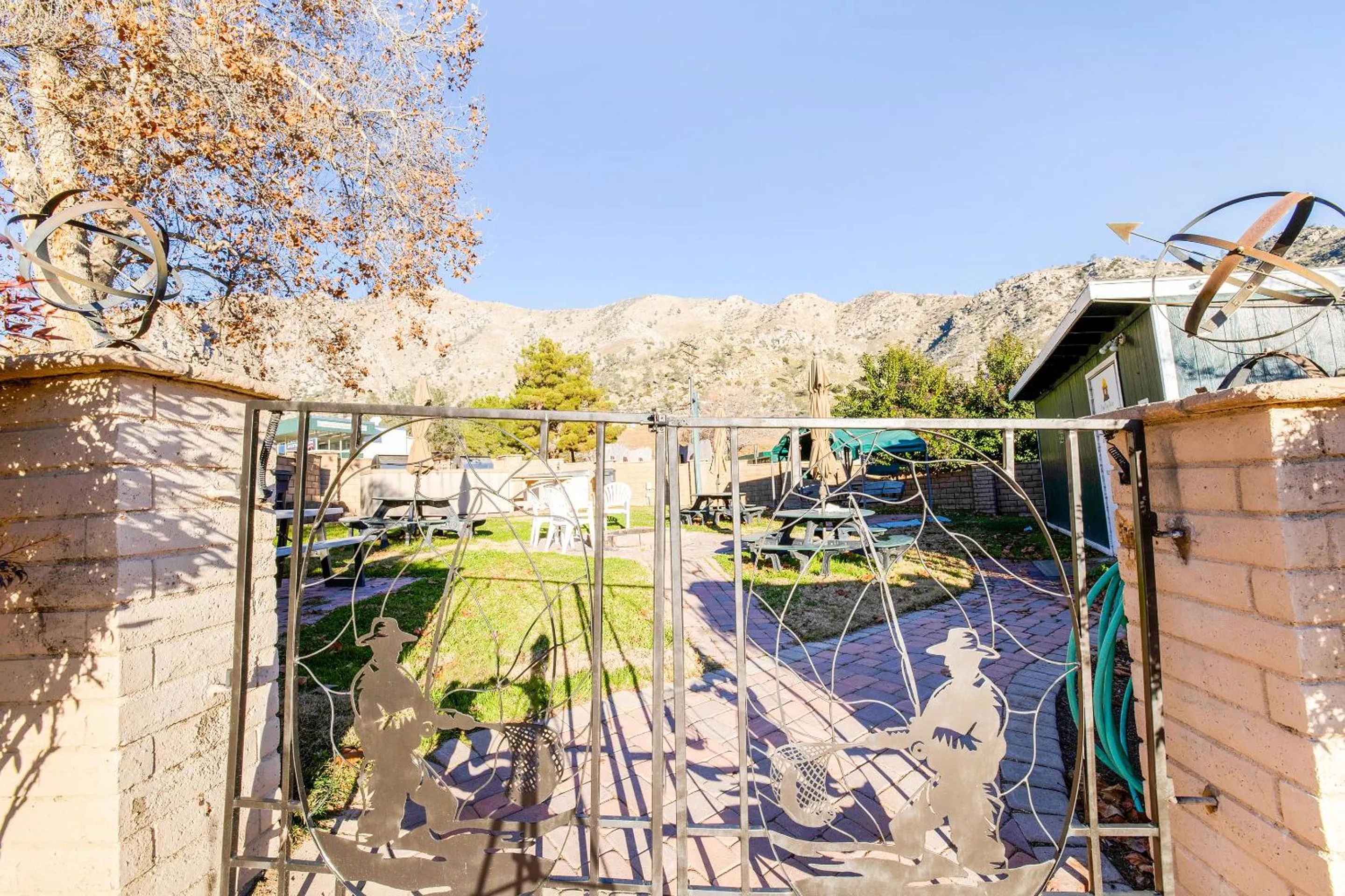 Facade/entrance in The Kern Lodge
