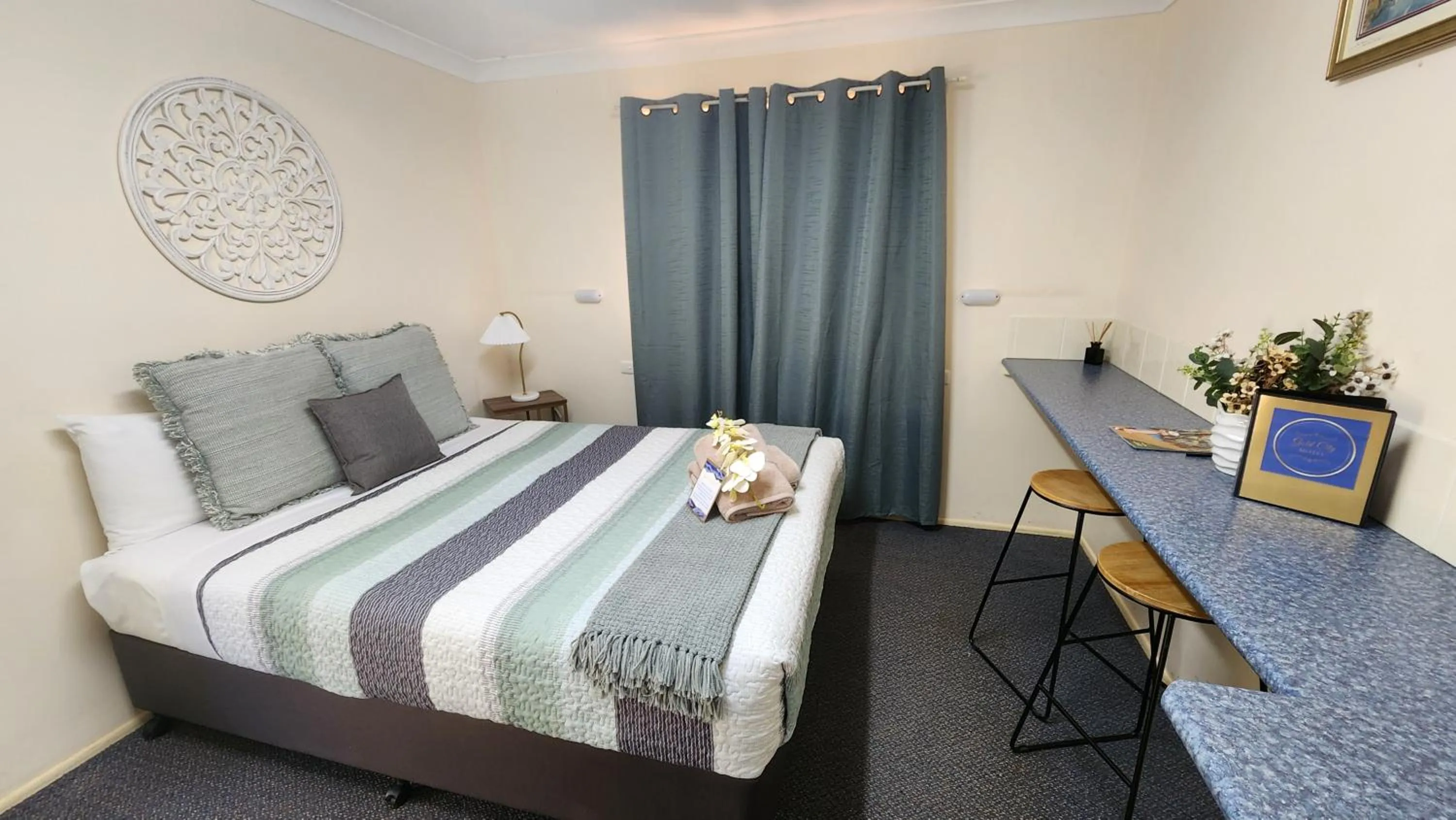 Queen Room with Balcony in Gold City Motel