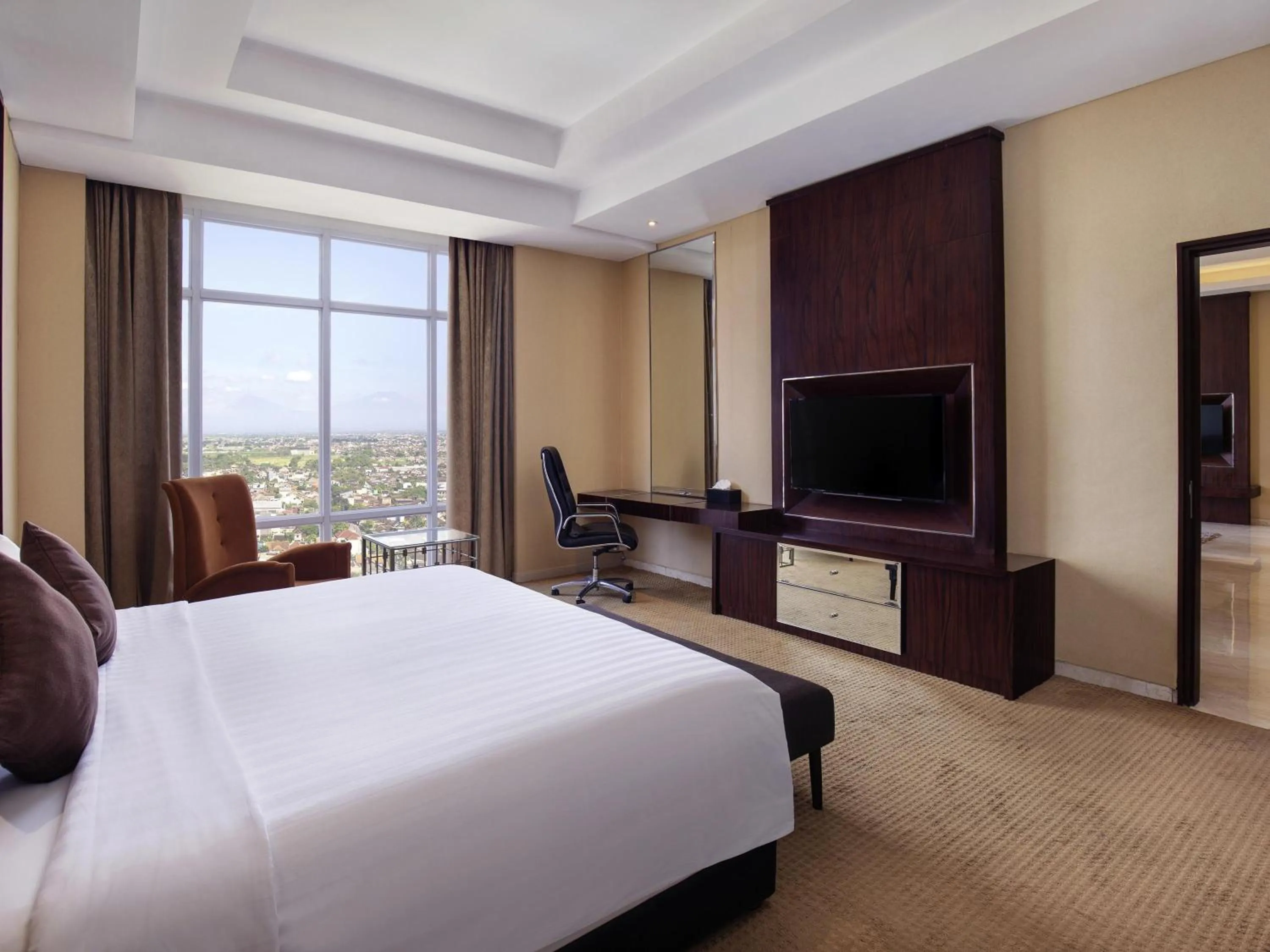 Bedroom, Bed in Grand Mercure Solo Baru