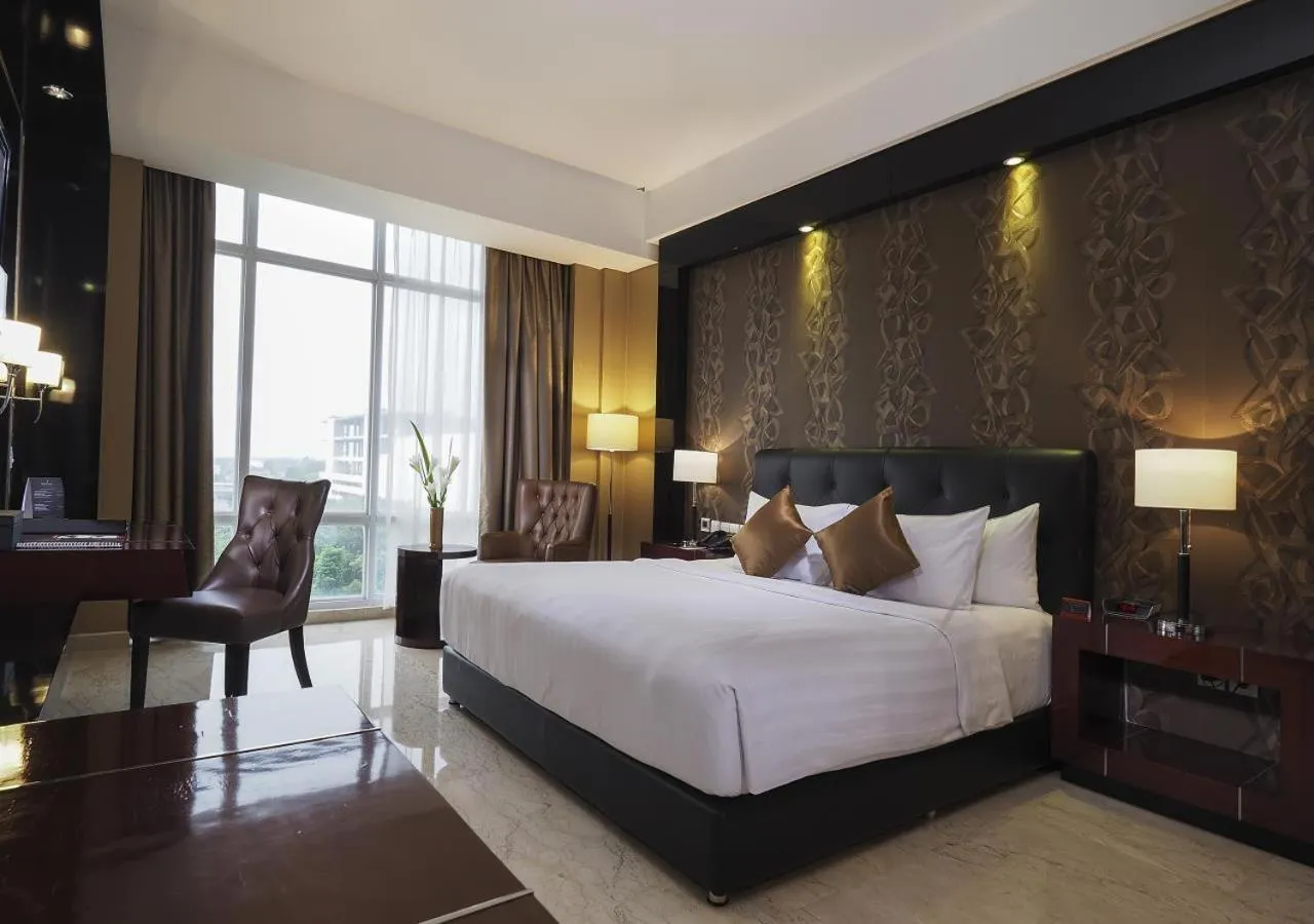 Bed in Grand Mercure Solo Baru