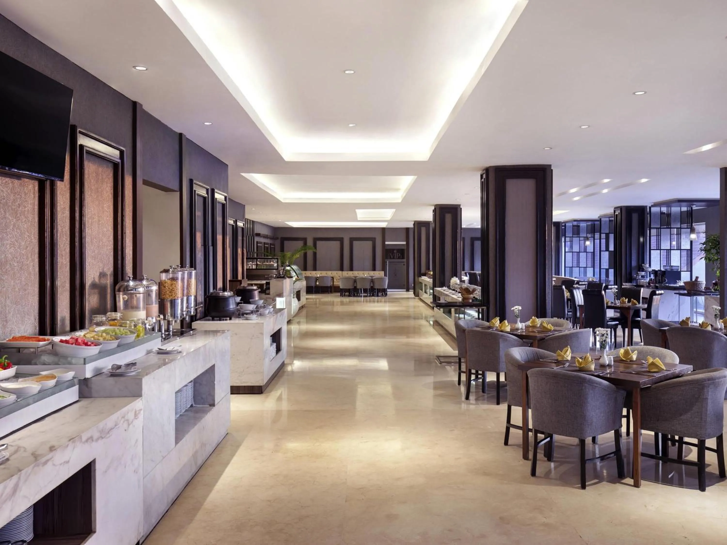 Restaurant/places to eat in Grand Mercure Solo Baru