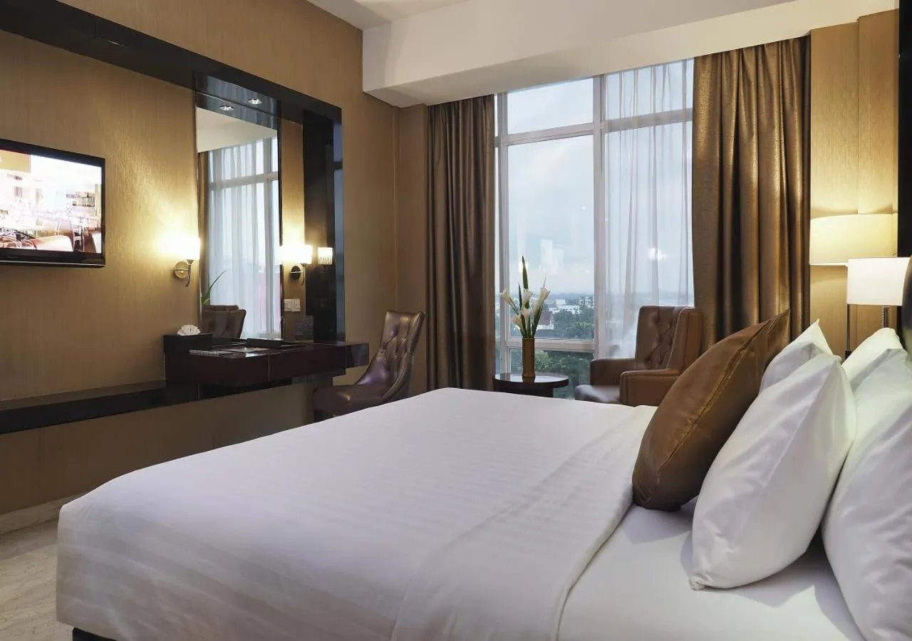 Bed in Grand Mercure Solo Baru