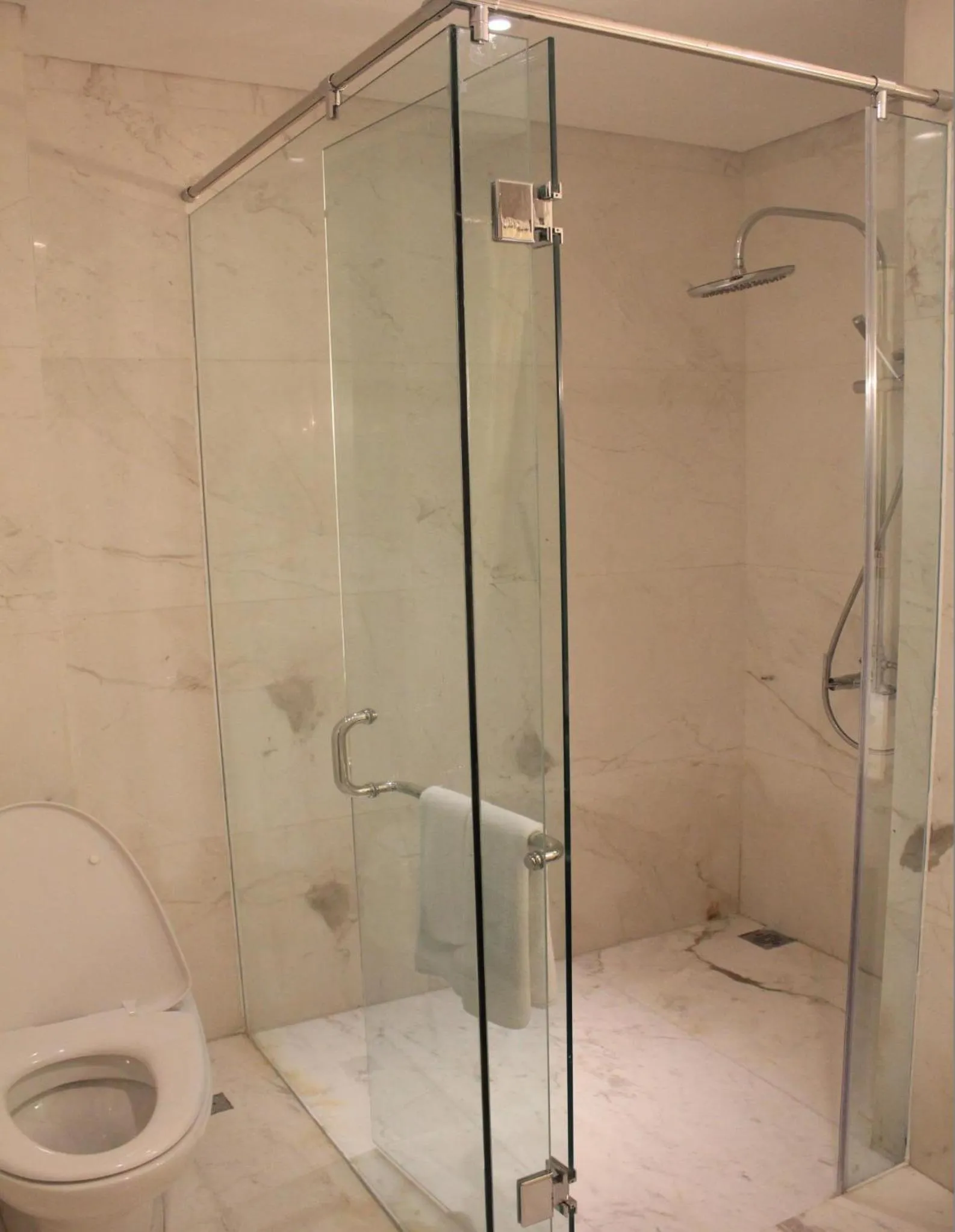 Shower in Grand Mercure Solo Baru