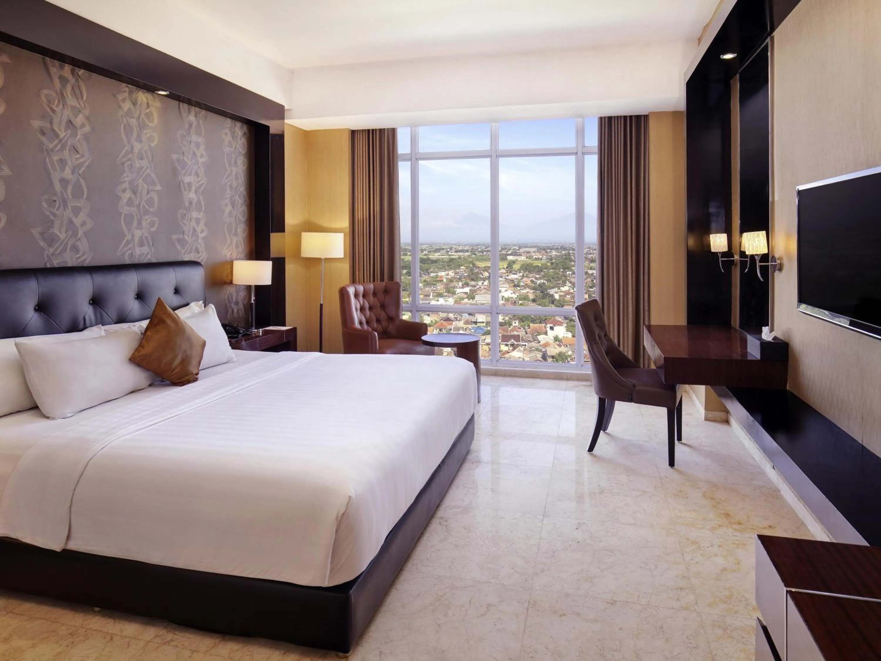 Bedroom, Bed in Grand Mercure Solo Baru
