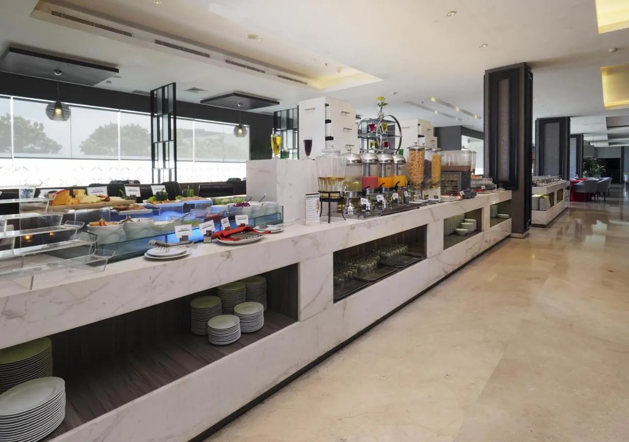 Restaurant/places to eat in Grand Mercure Solo Baru