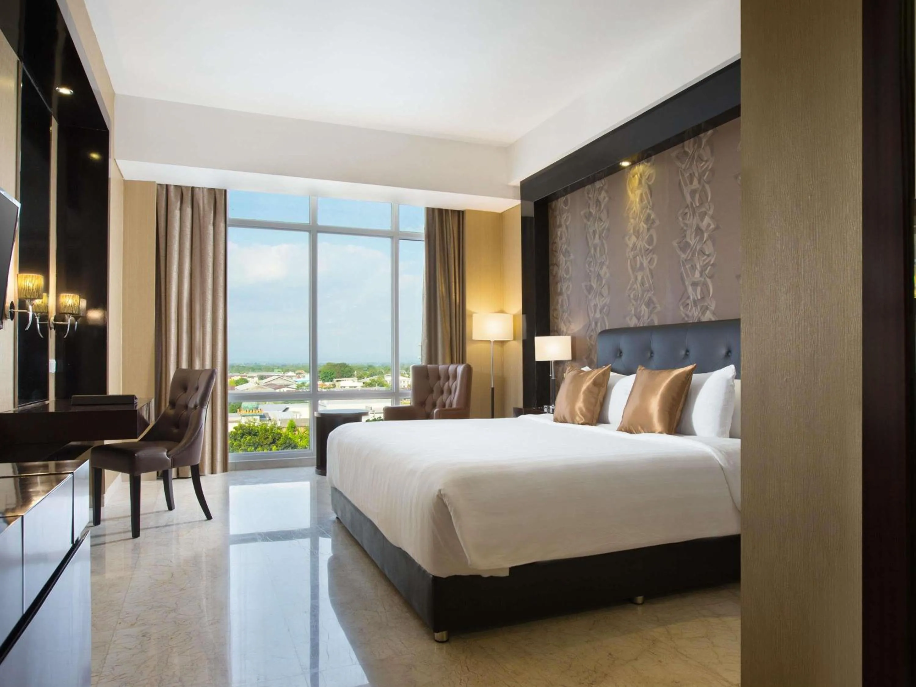 Bedroom, Bed in Grand Mercure Solo Baru