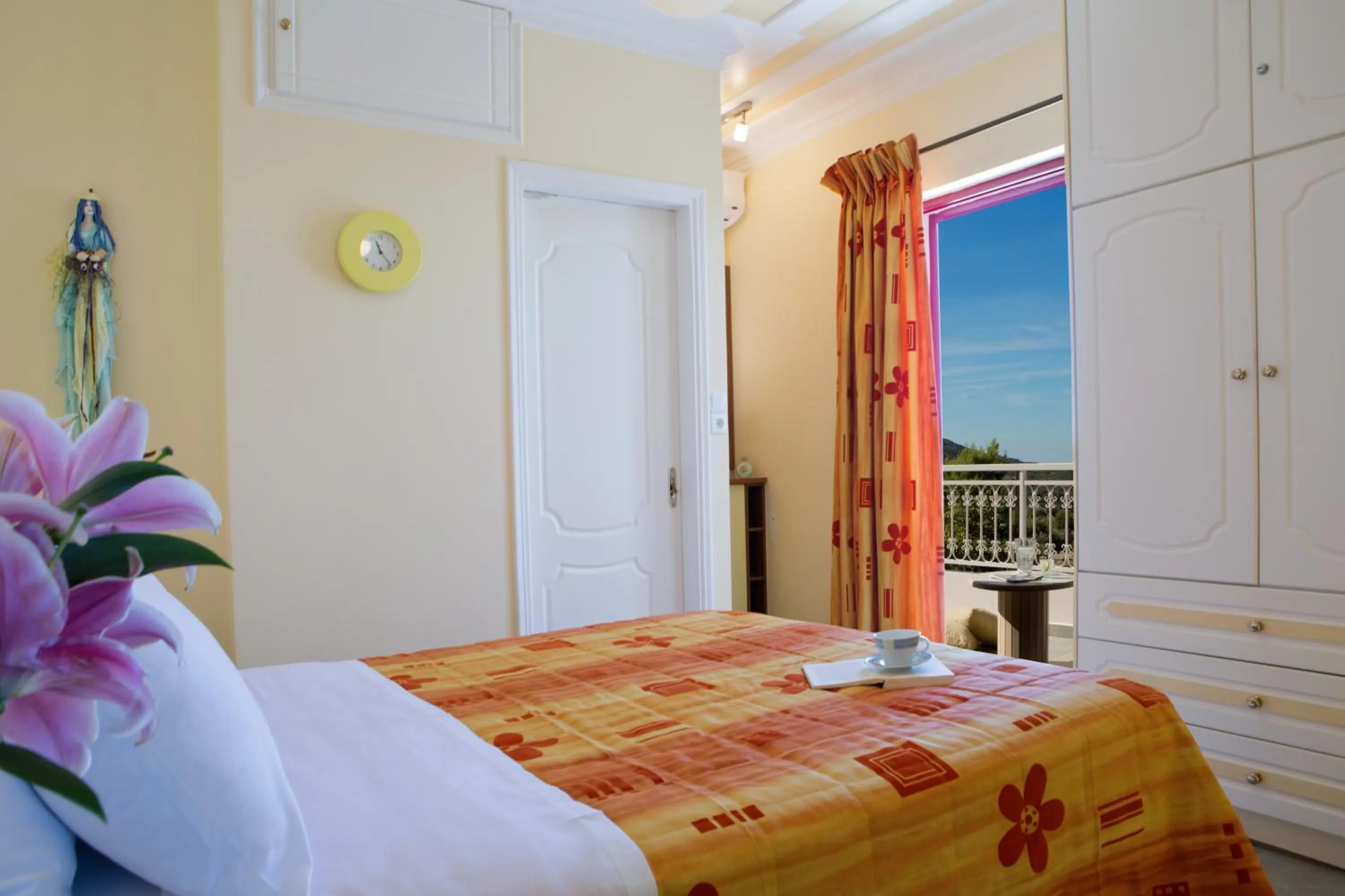 Bathroom, Bed in Exanthia Villas