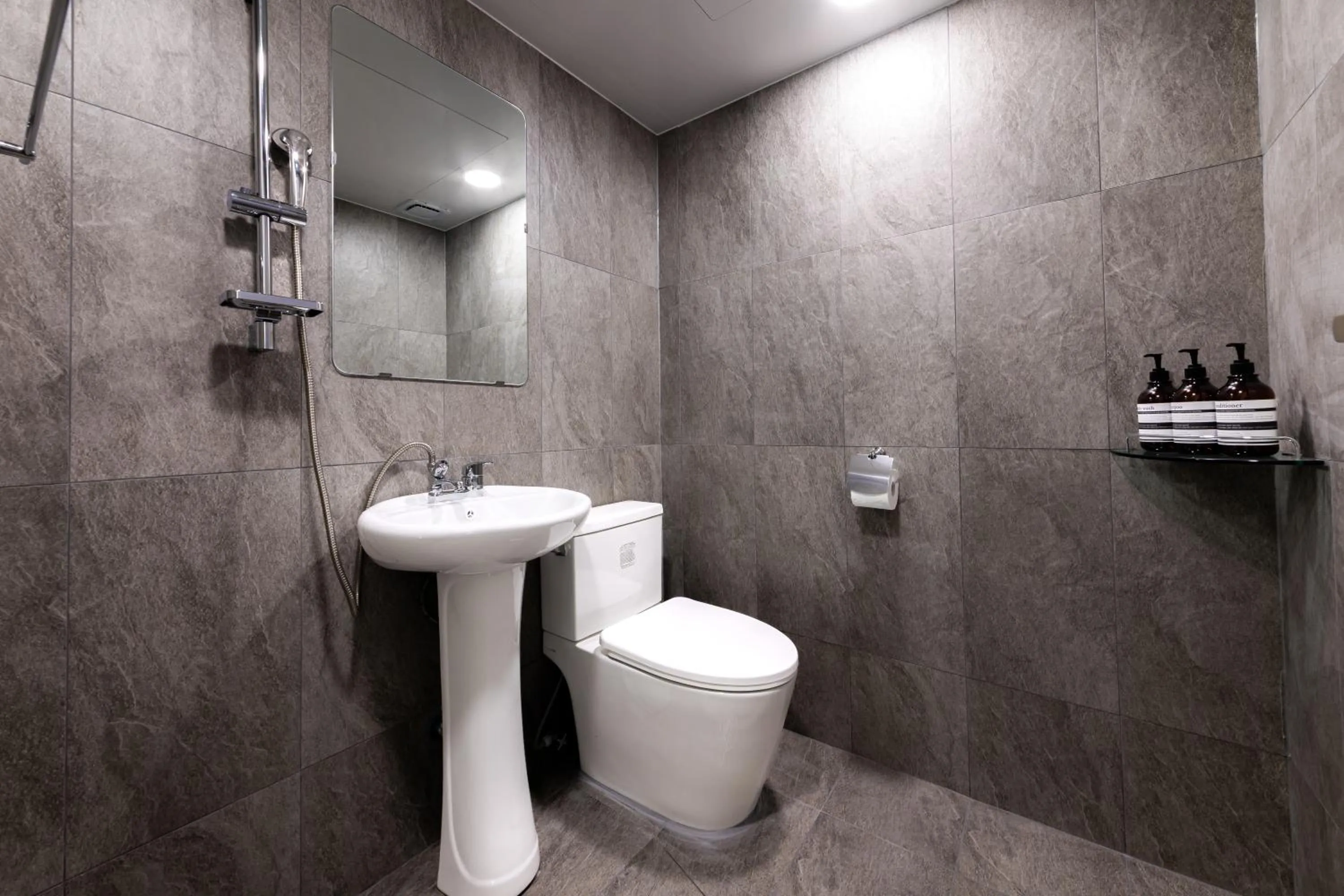 Shower in MJ Hotel Jongno