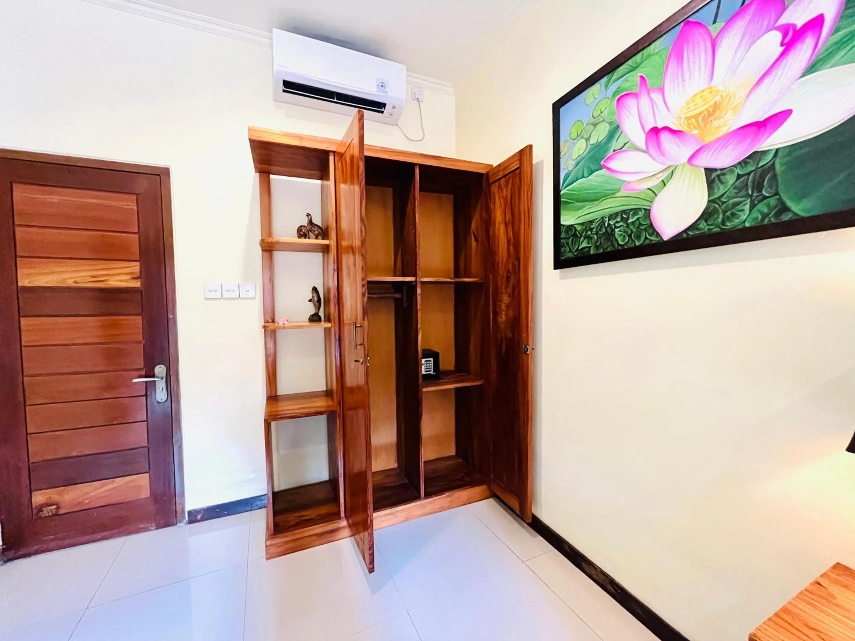 wardrobe in Tebesaya Homestay Ubud