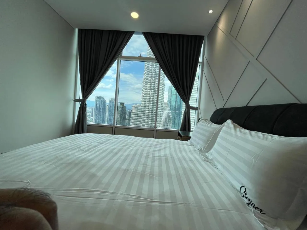 Bed in Sky Suites KLCC by Easy Nap
