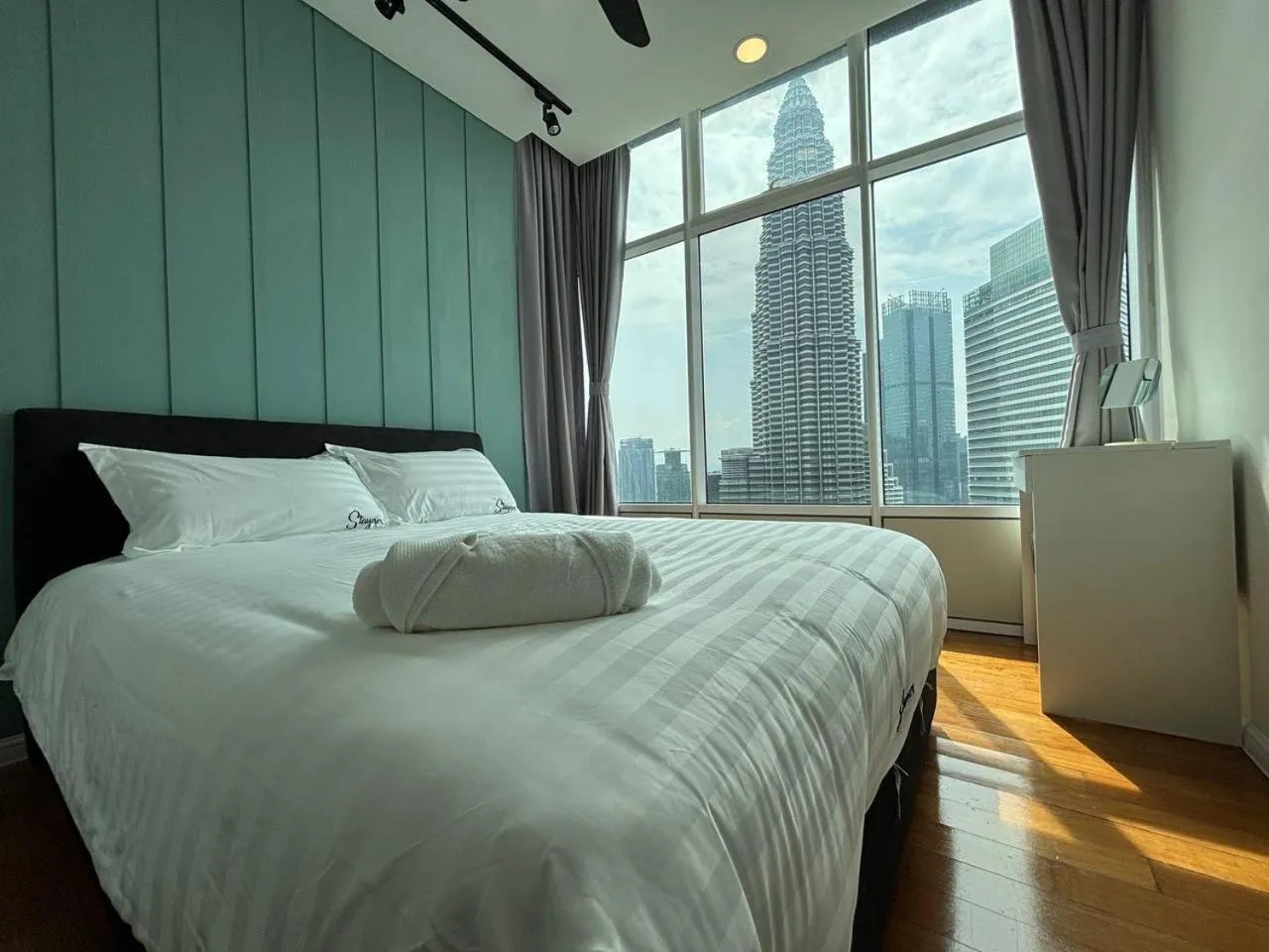 Bed in Sky Suites KLCC by Easy Nap