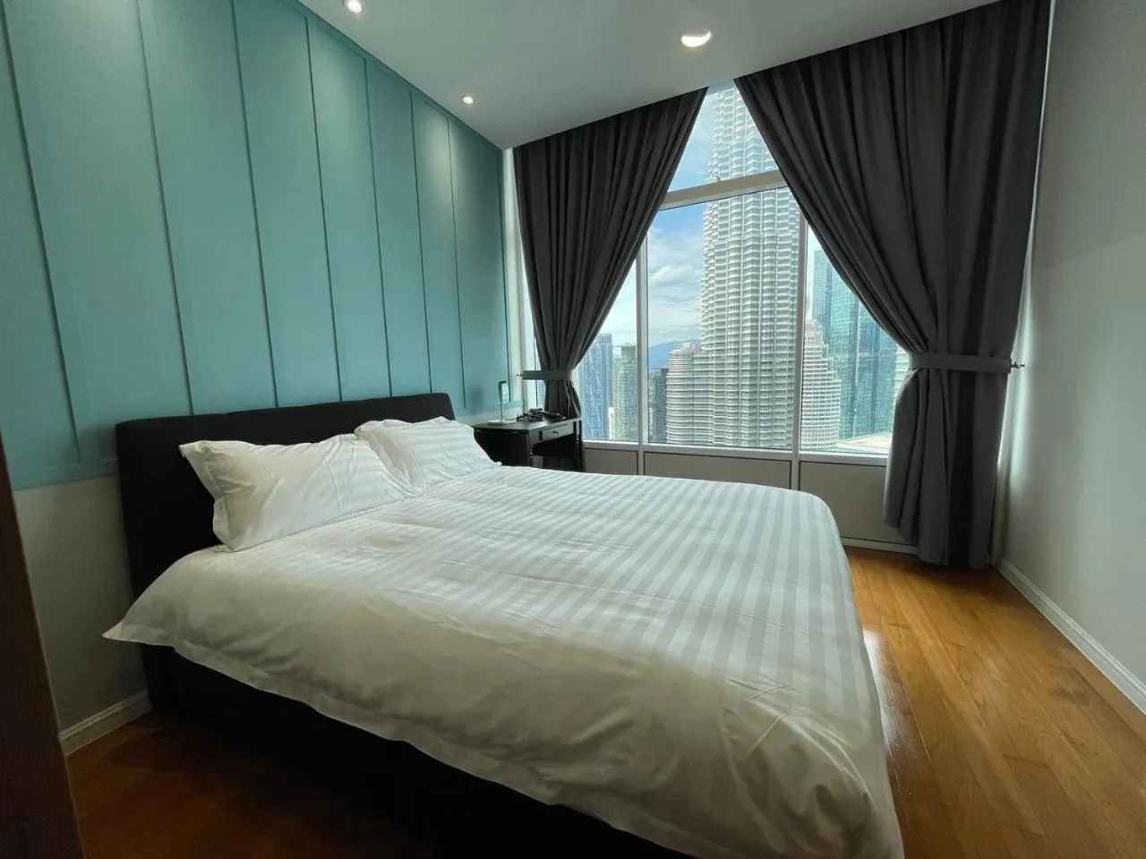 Bed in Sky Suites KLCC by Easy Nap