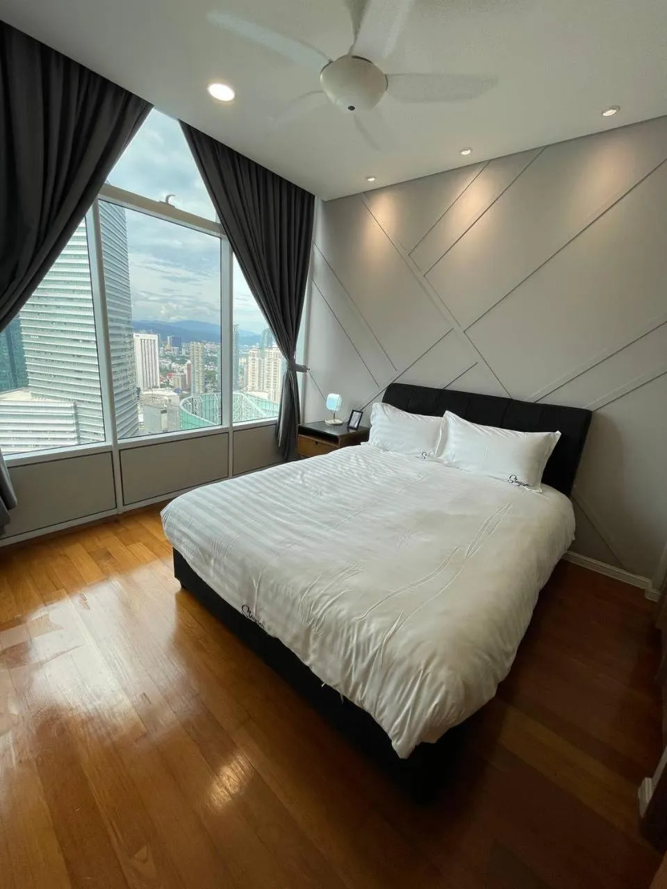 Bed in Sky Suites KLCC by Easy Nap