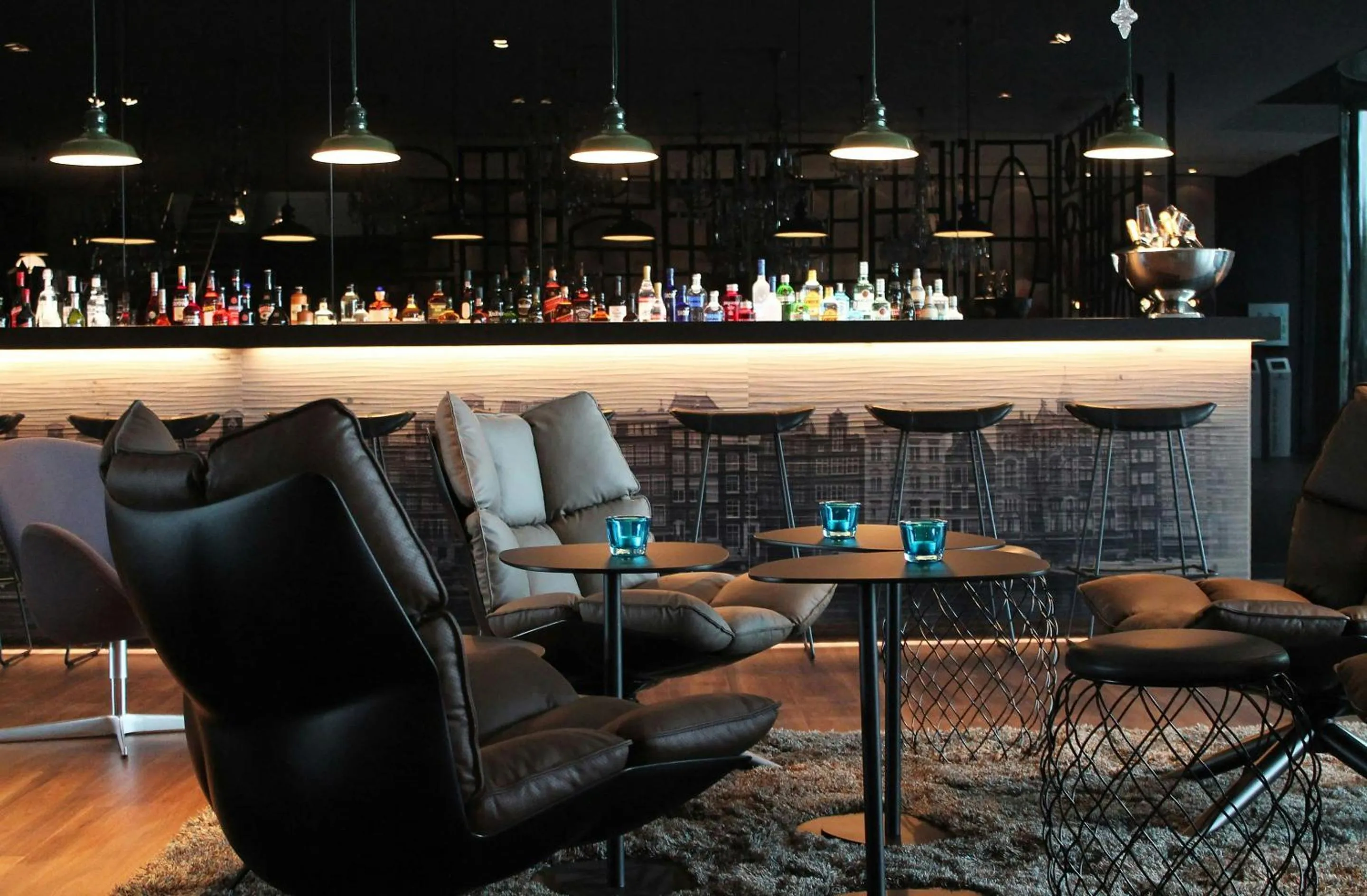 Lounge or bar in Motel One Amsterdam