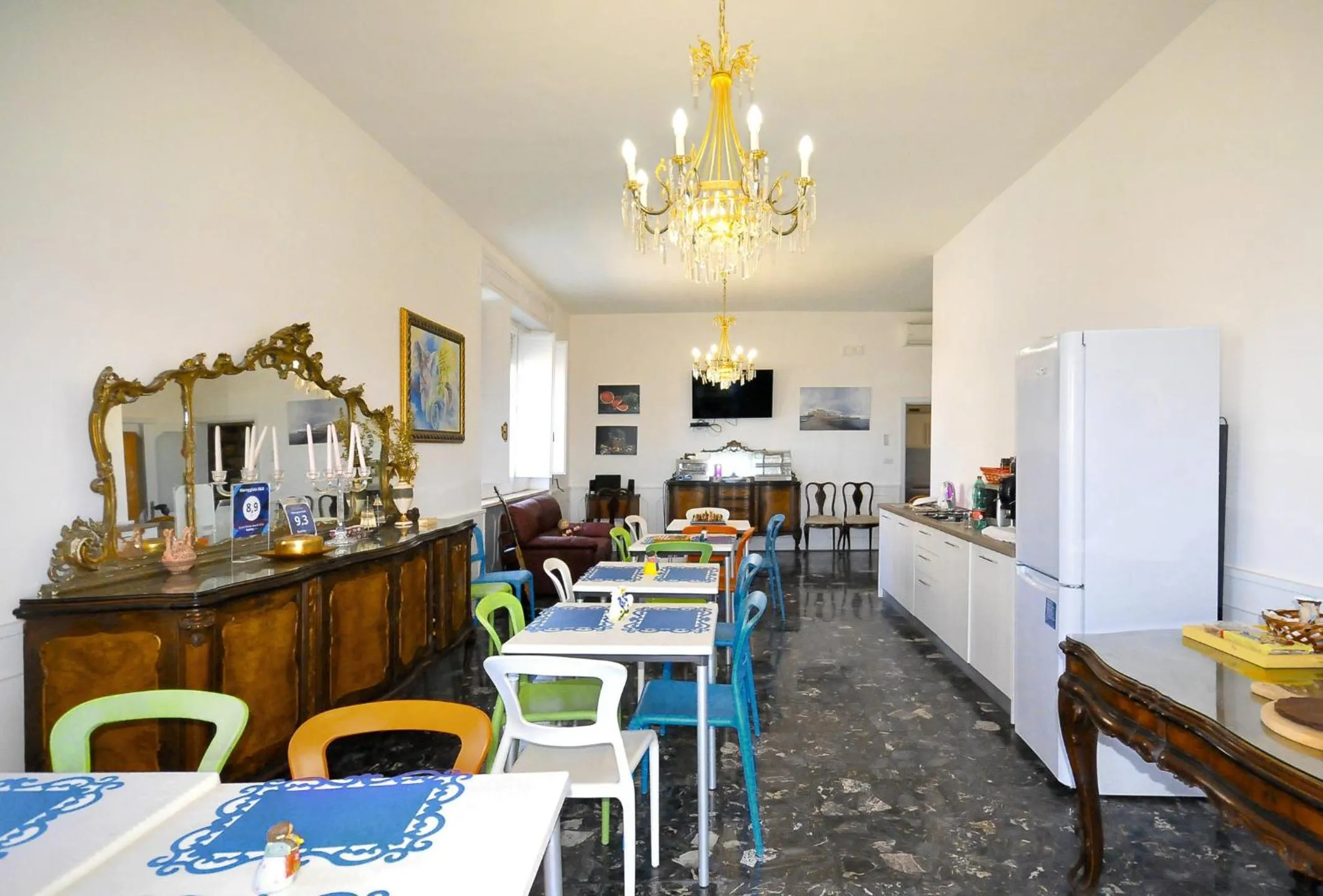 Communal lounge/ TV room in B&B Mareggiata