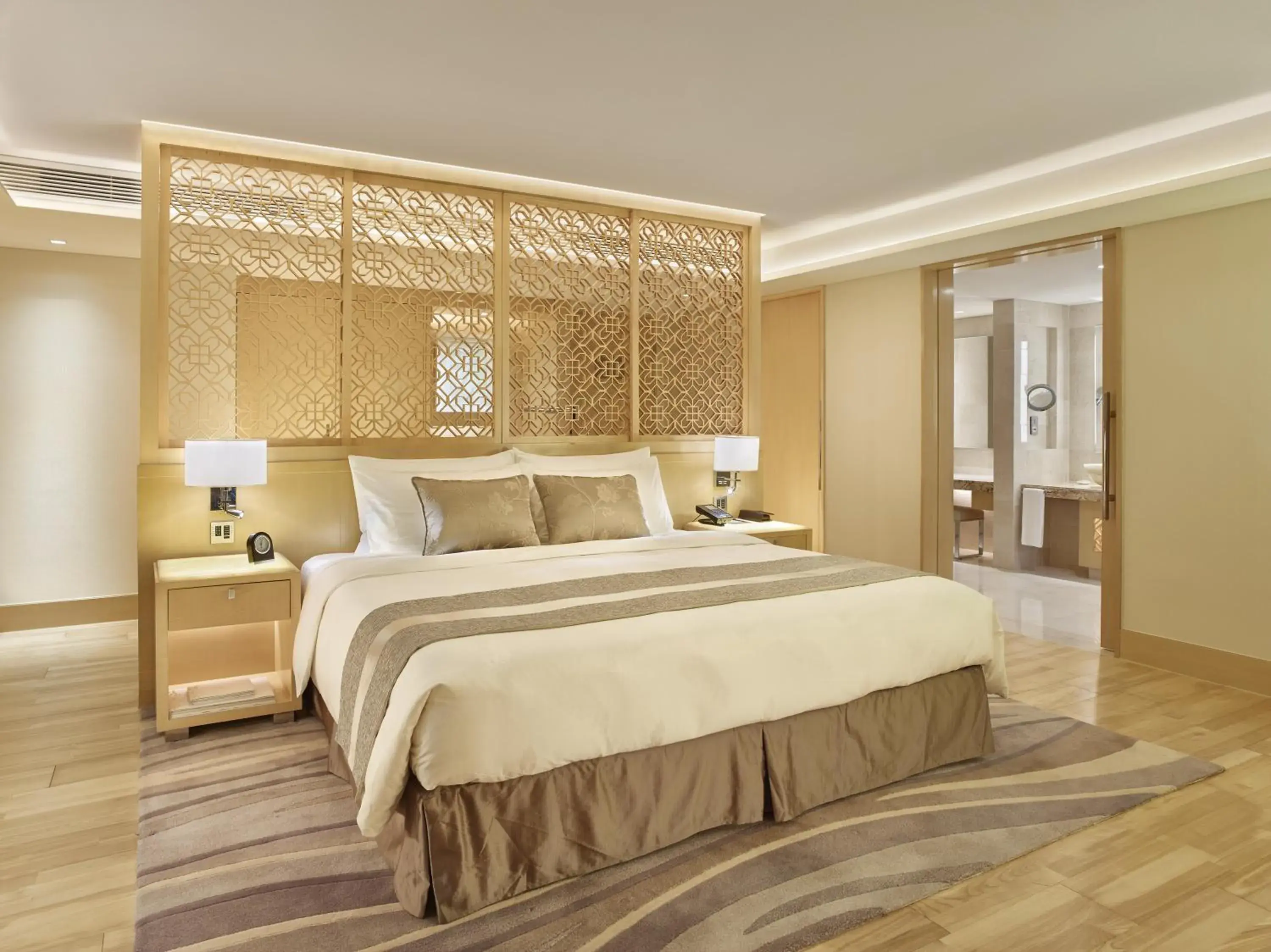 Club Deluxe King Room with River View in White Swan Hotel Club Deluxe King Room with River View in White Swan Hotel