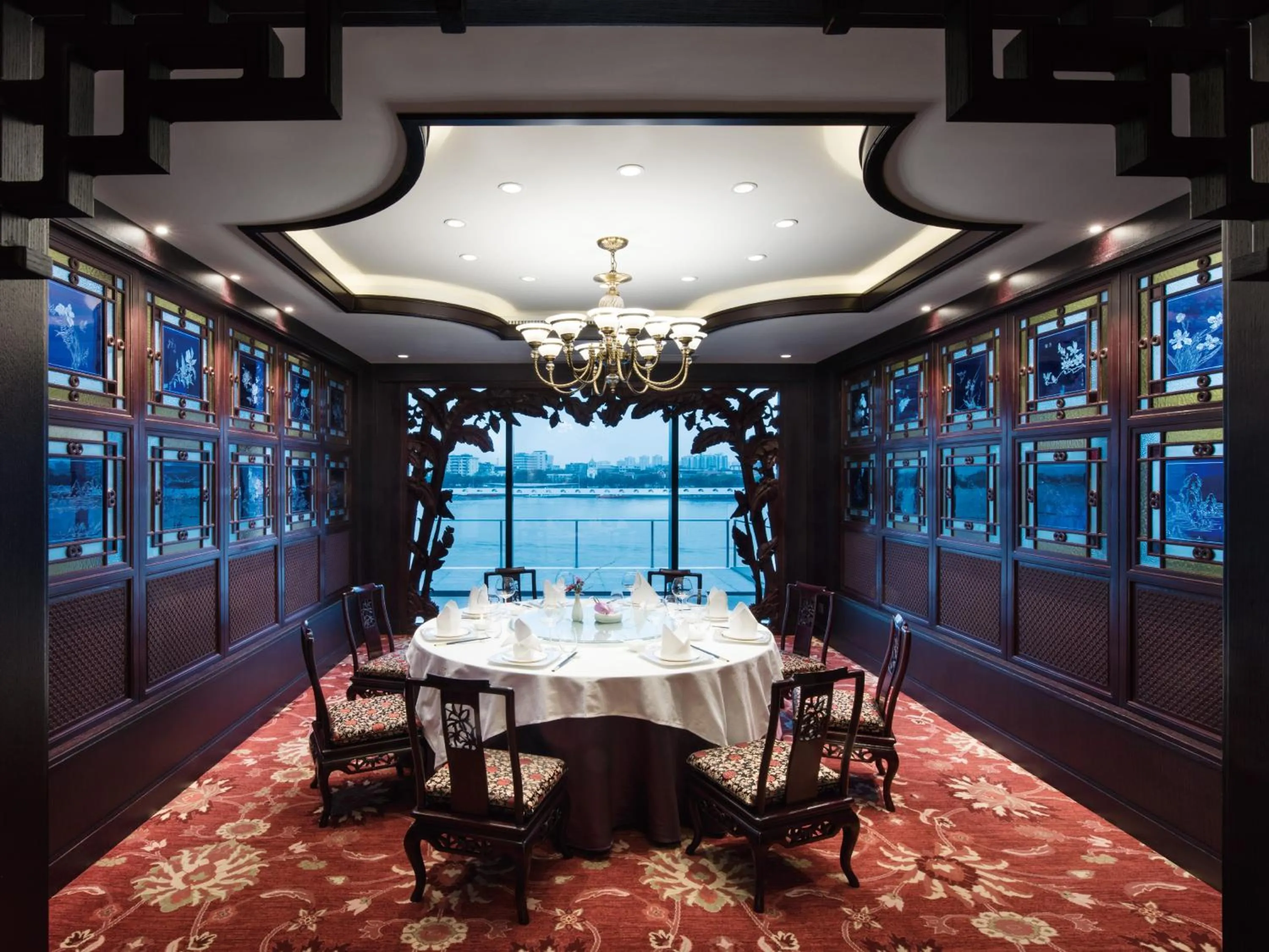 Restaurant/places to eat in White Swan Hotel