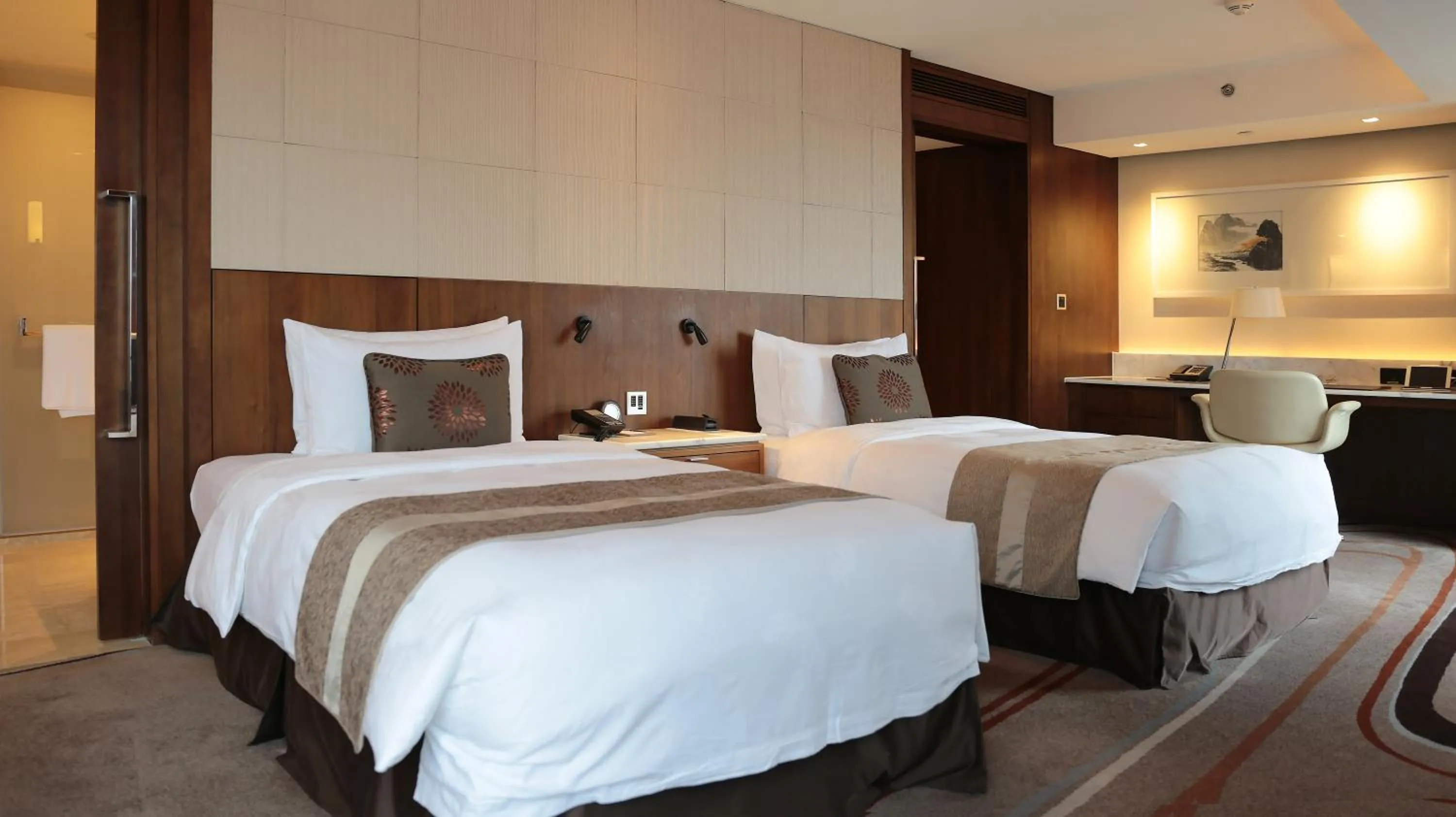 Photo of the whole room, Bed in White Swan Hotel