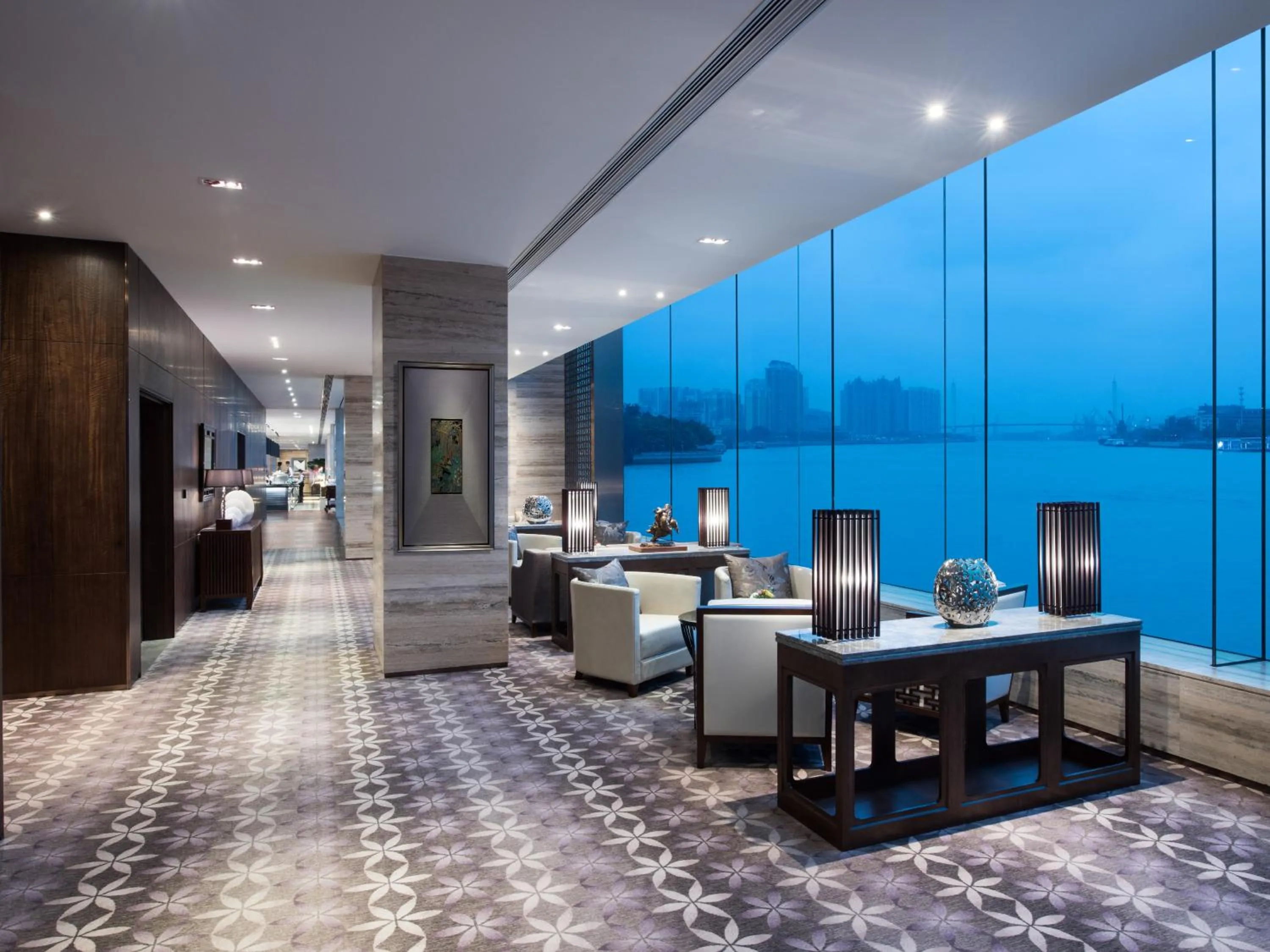 Communal lounge/ TV room in White Swan Hotel