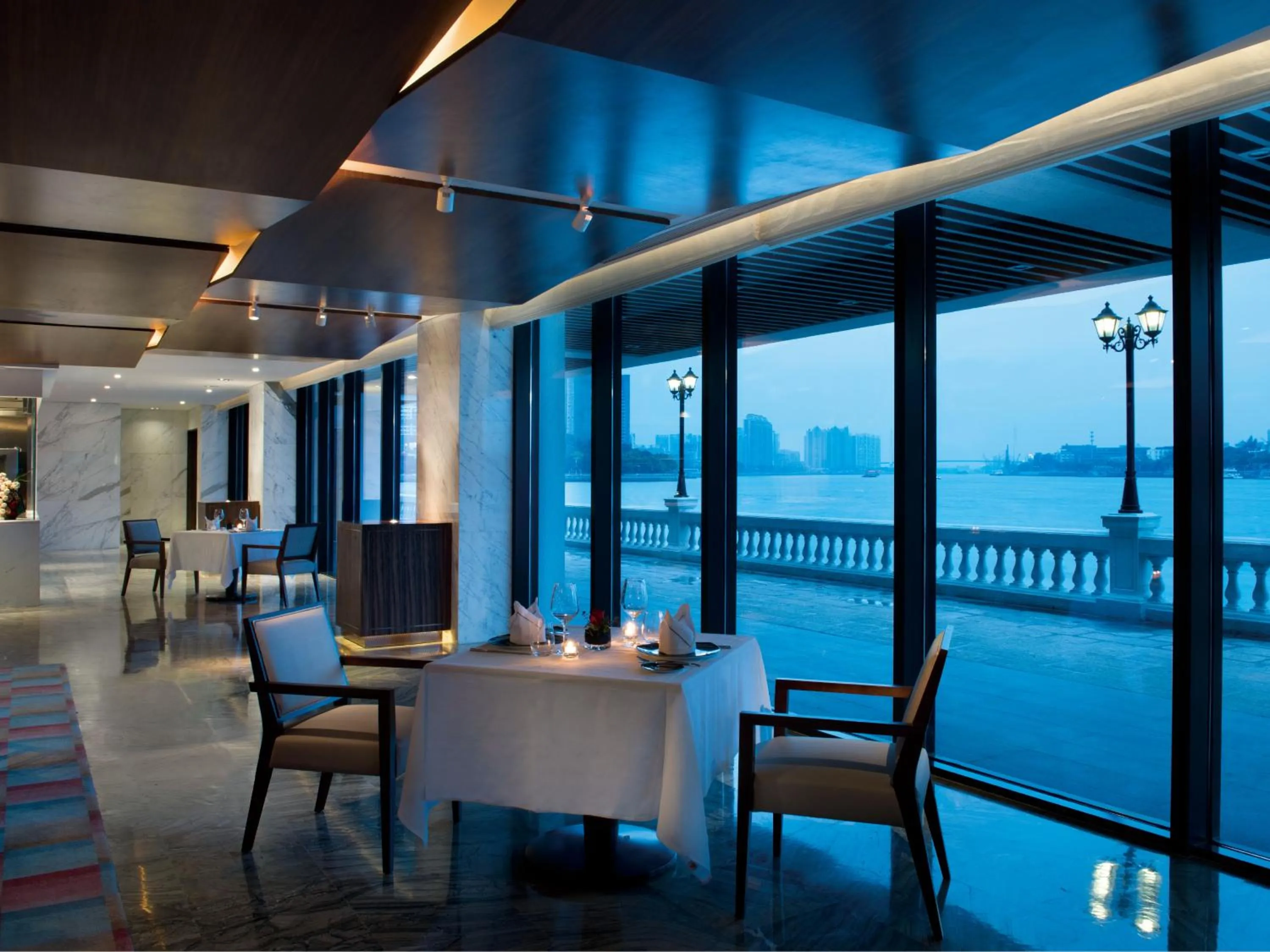 Restaurant/places to eat in White Swan Hotel