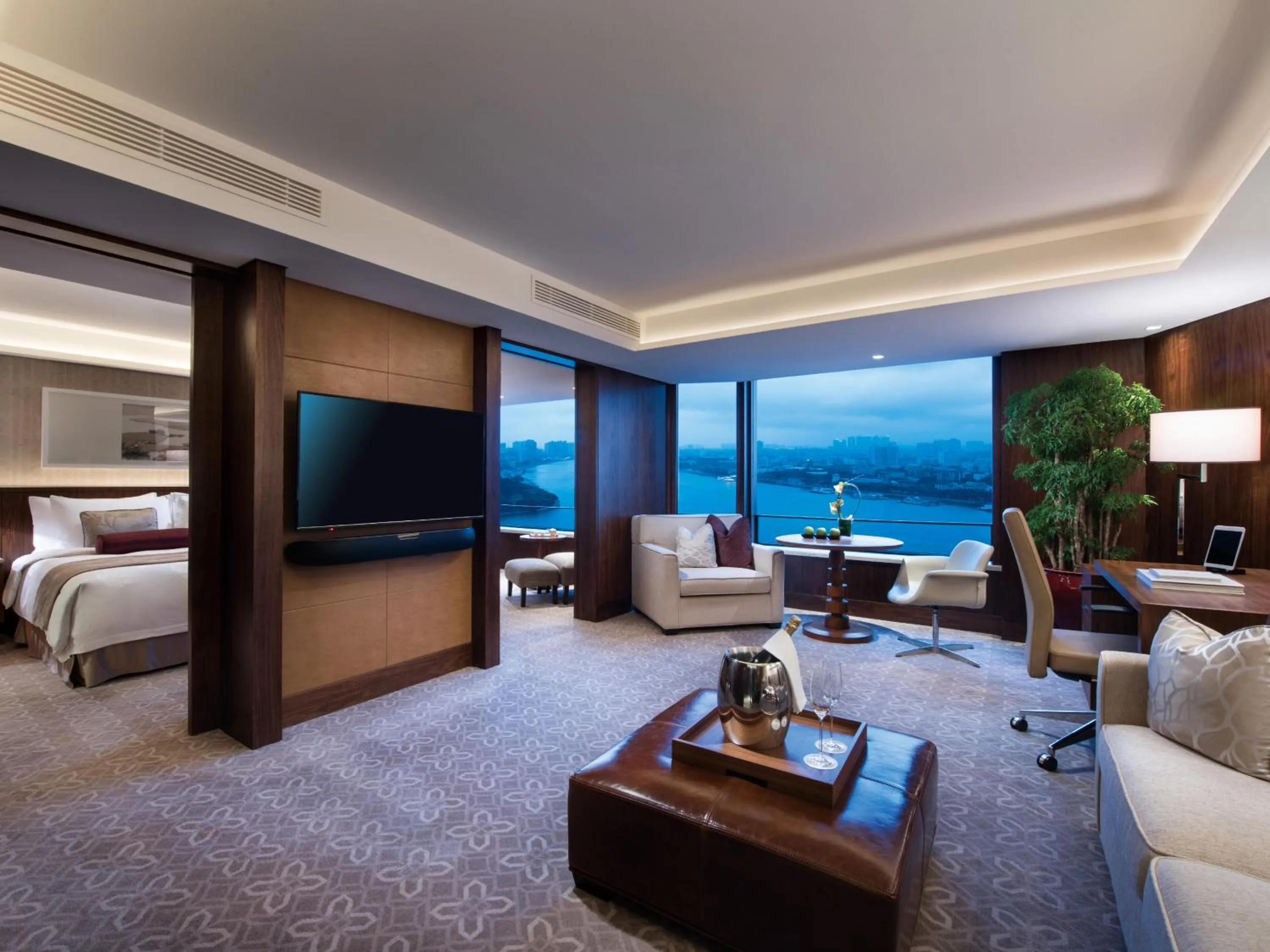 Photo of the whole room, Bed in White Swan Hotel