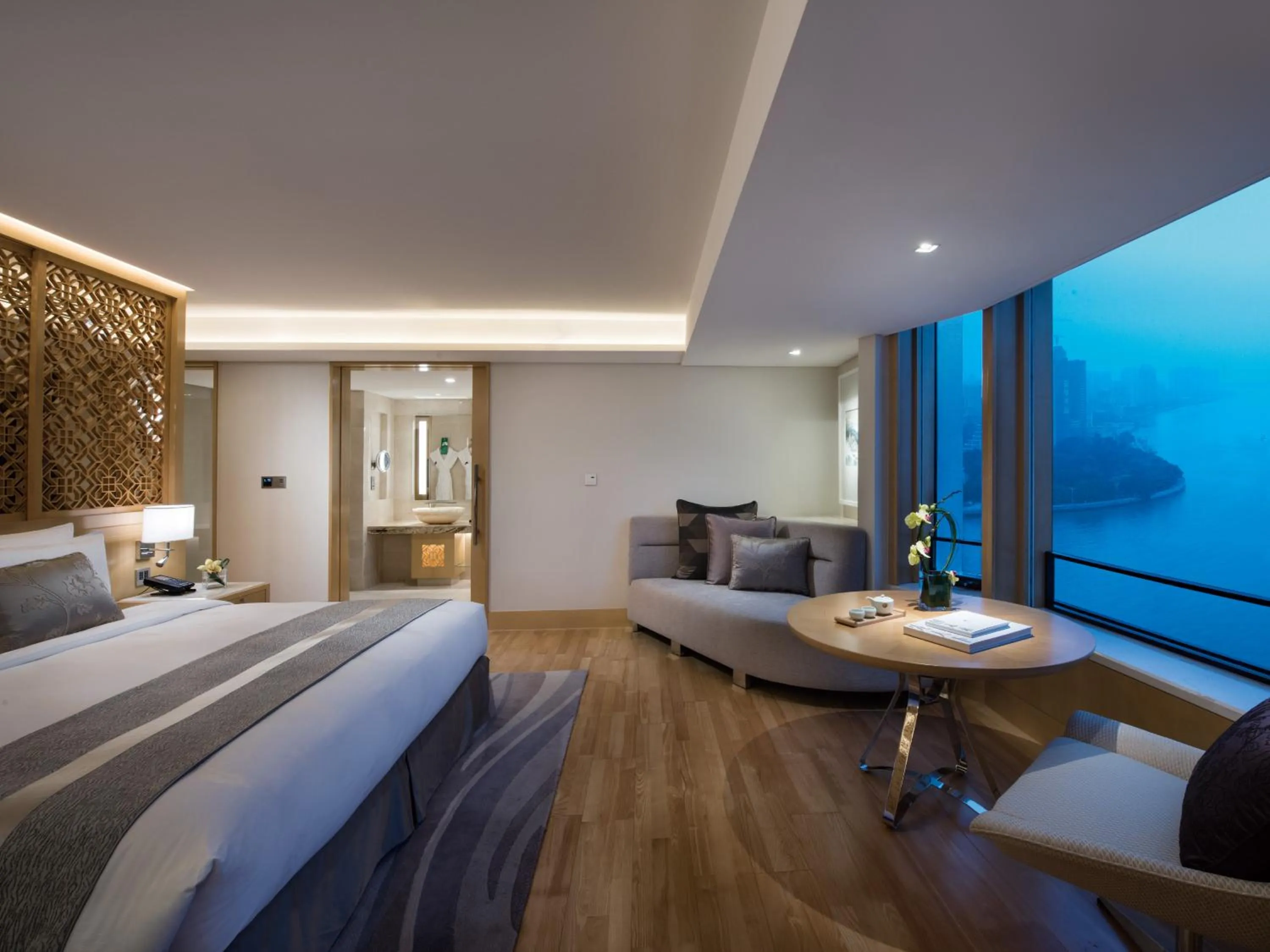 Photo of the whole room, Bed in White Swan Hotel