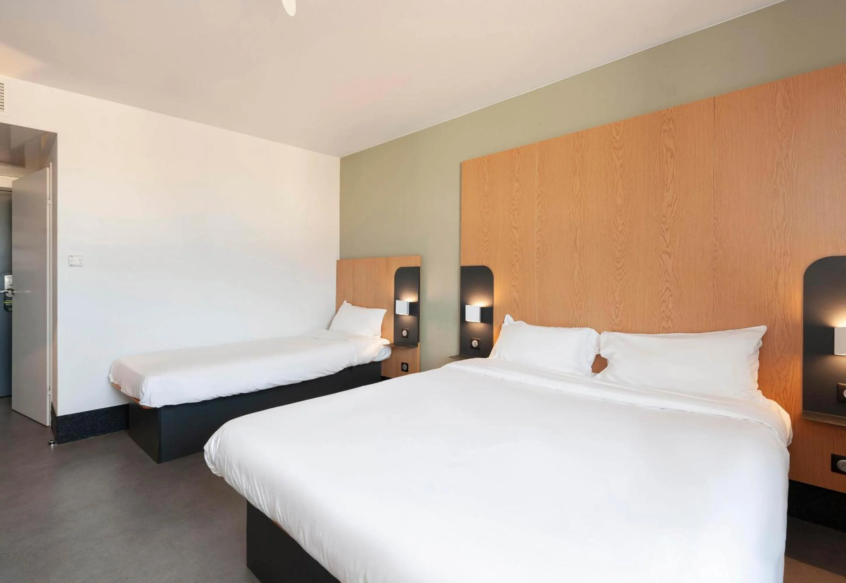 Bedroom, Bed in B&B HOTEL Bayonne Tarnos