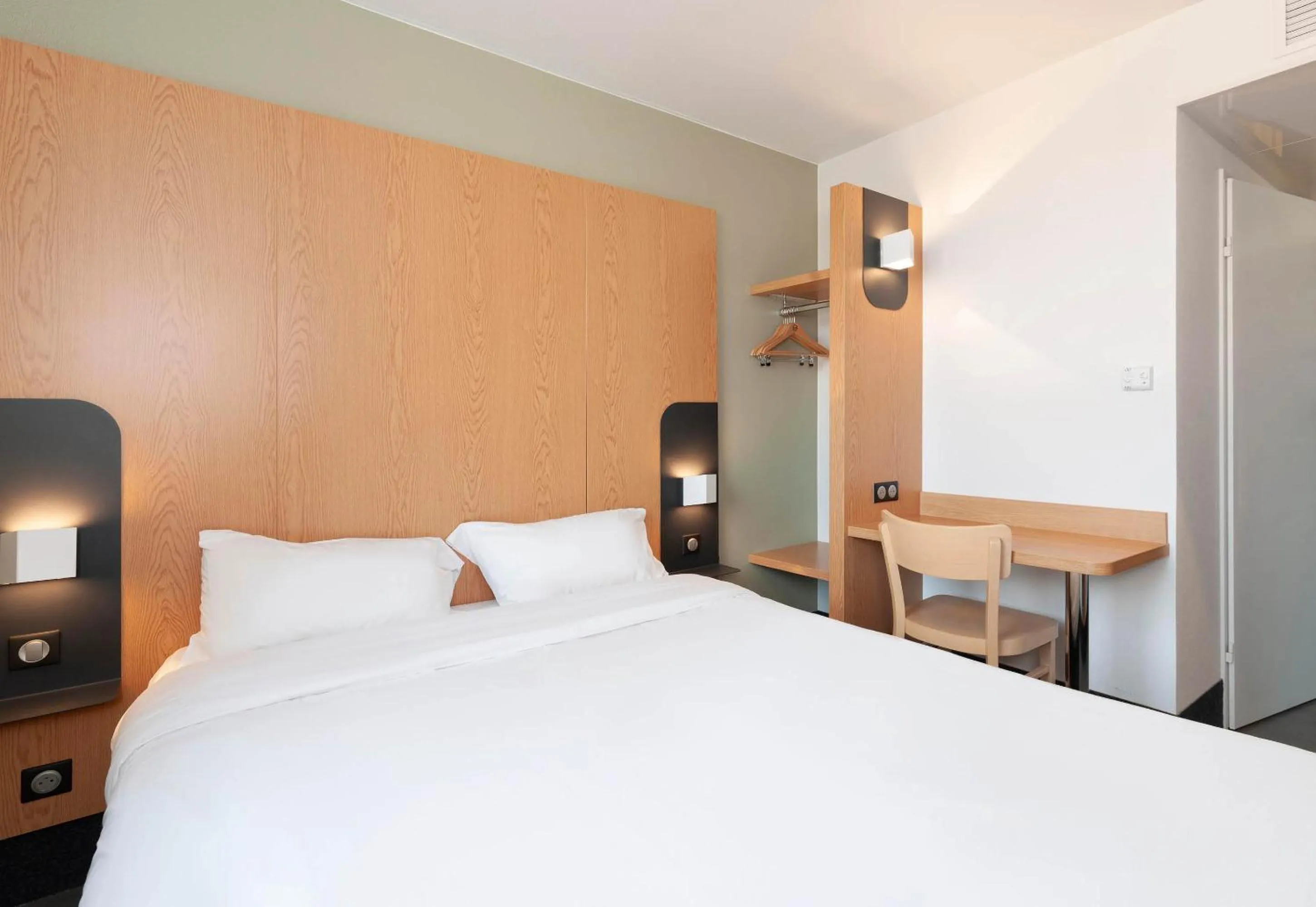 Bedroom, Bed in B&B HOTEL Bayonne Tarnos