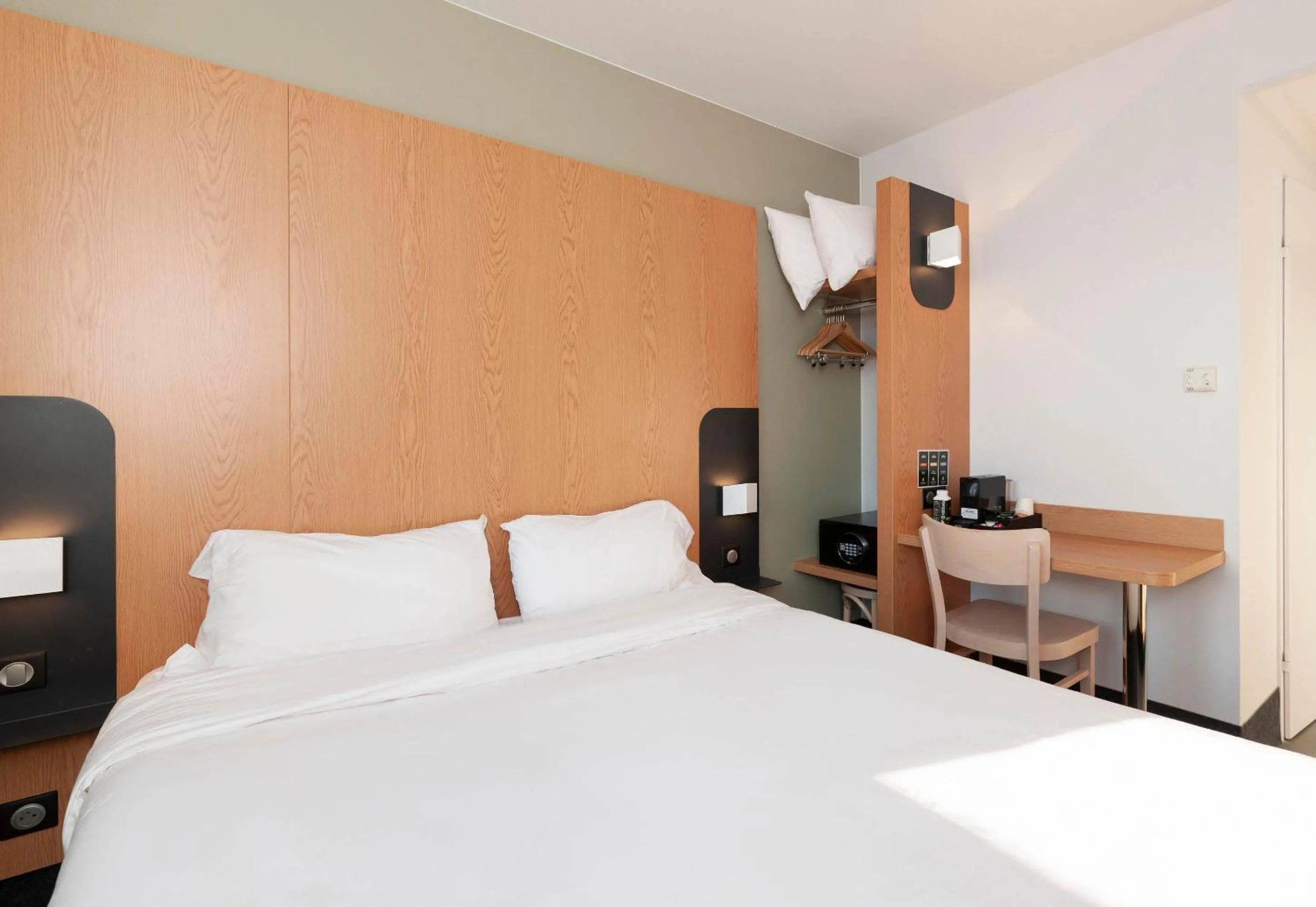 Bedroom, Bed in B&B HOTEL Bayonne Tarnos