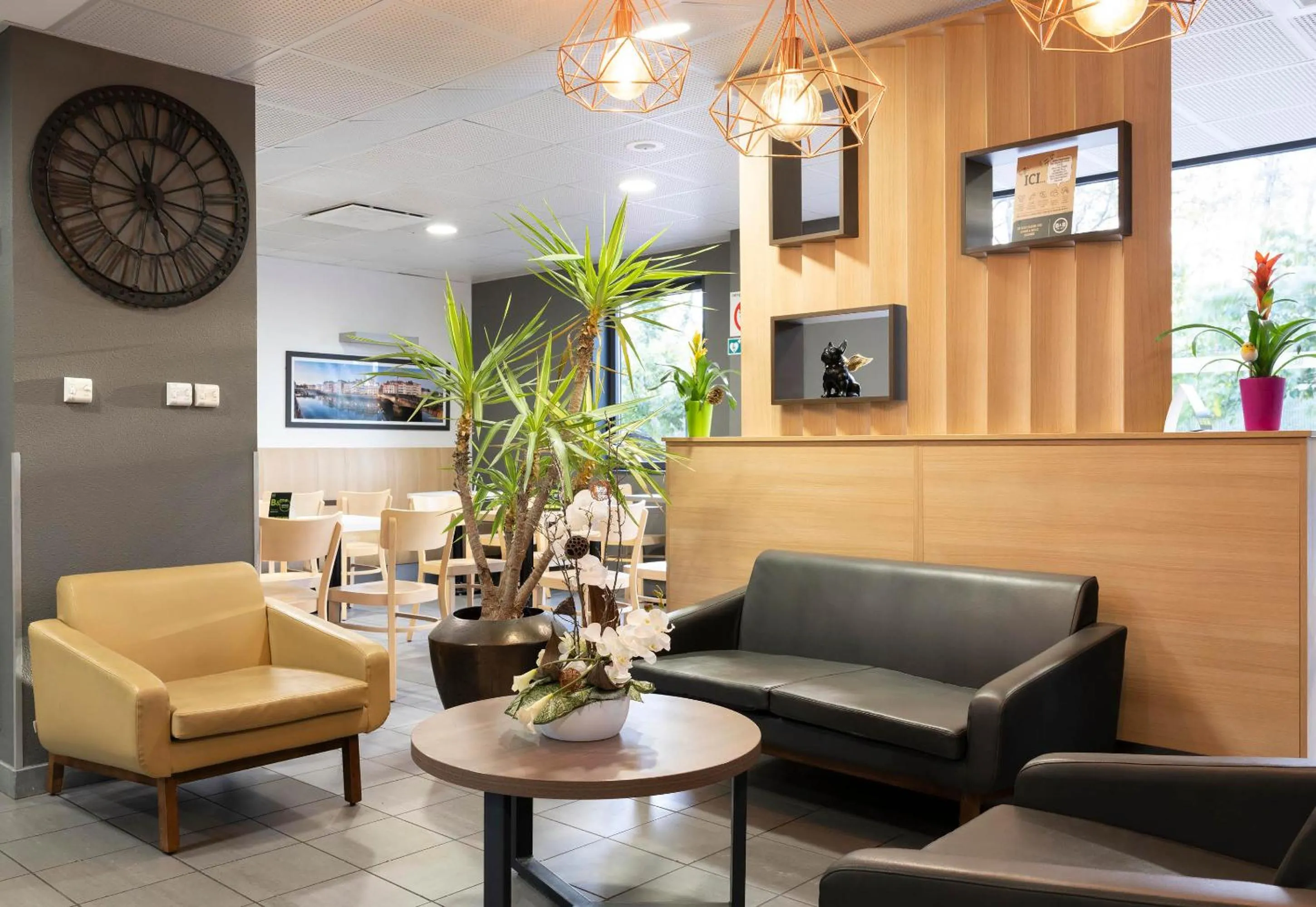 Lobby or reception in B&B HOTEL Bayonne Tarnos