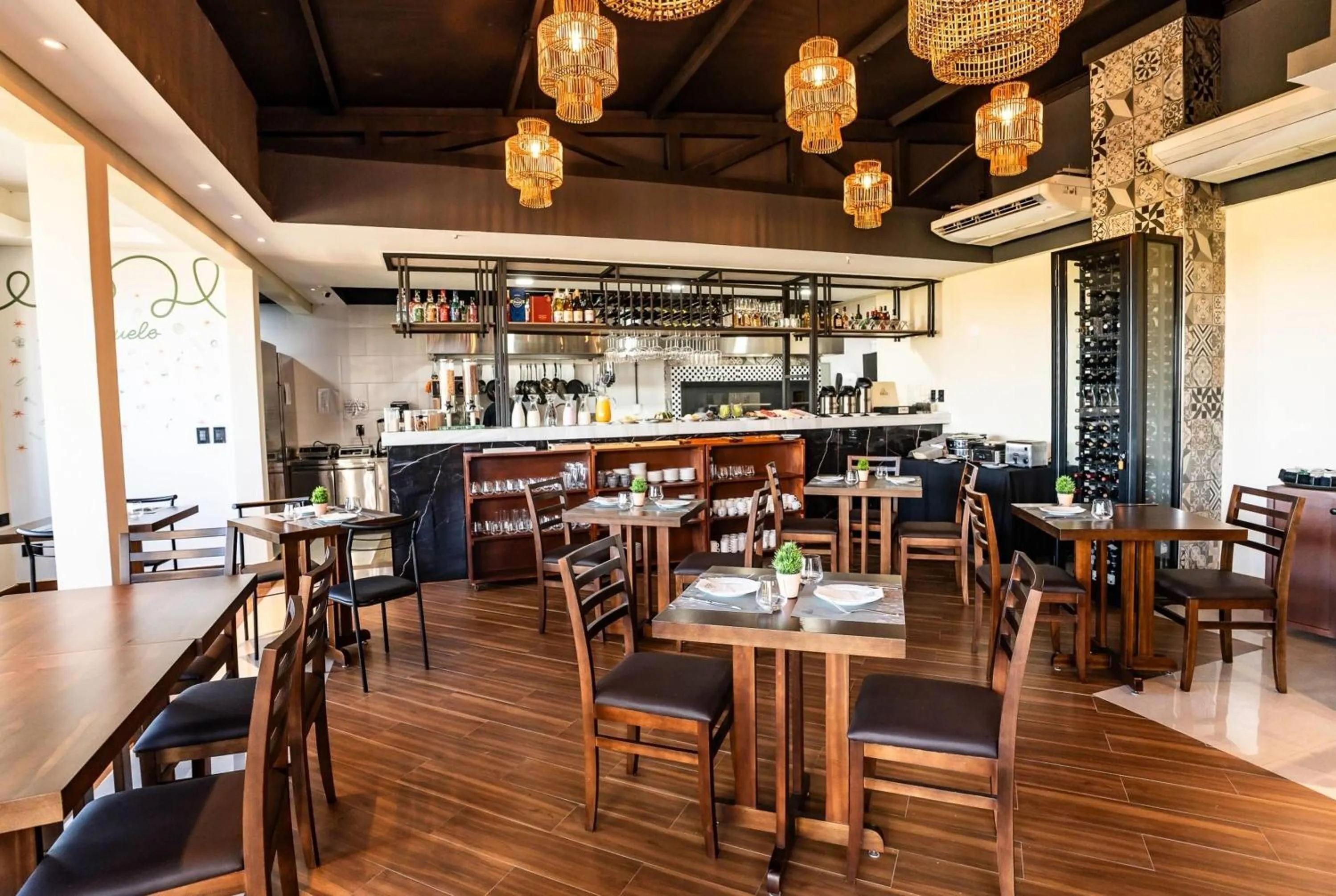 Restaurant/places to eat in Ramada Suites by Wyndham Asuncion Aeropuerto