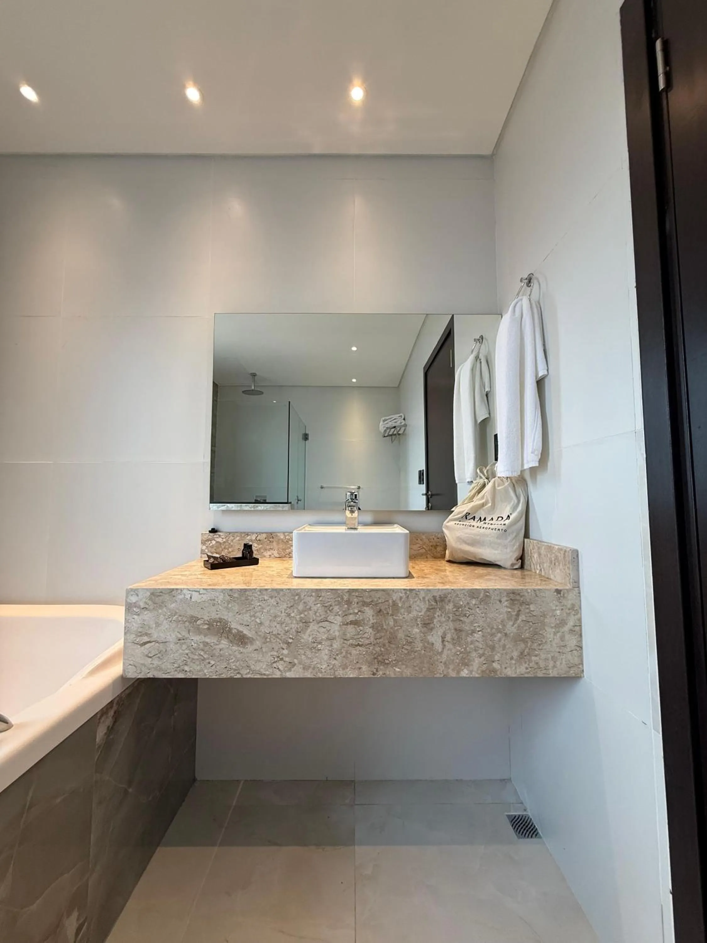 Ramada Suites by Wyndham Asuncion Aeropuerto