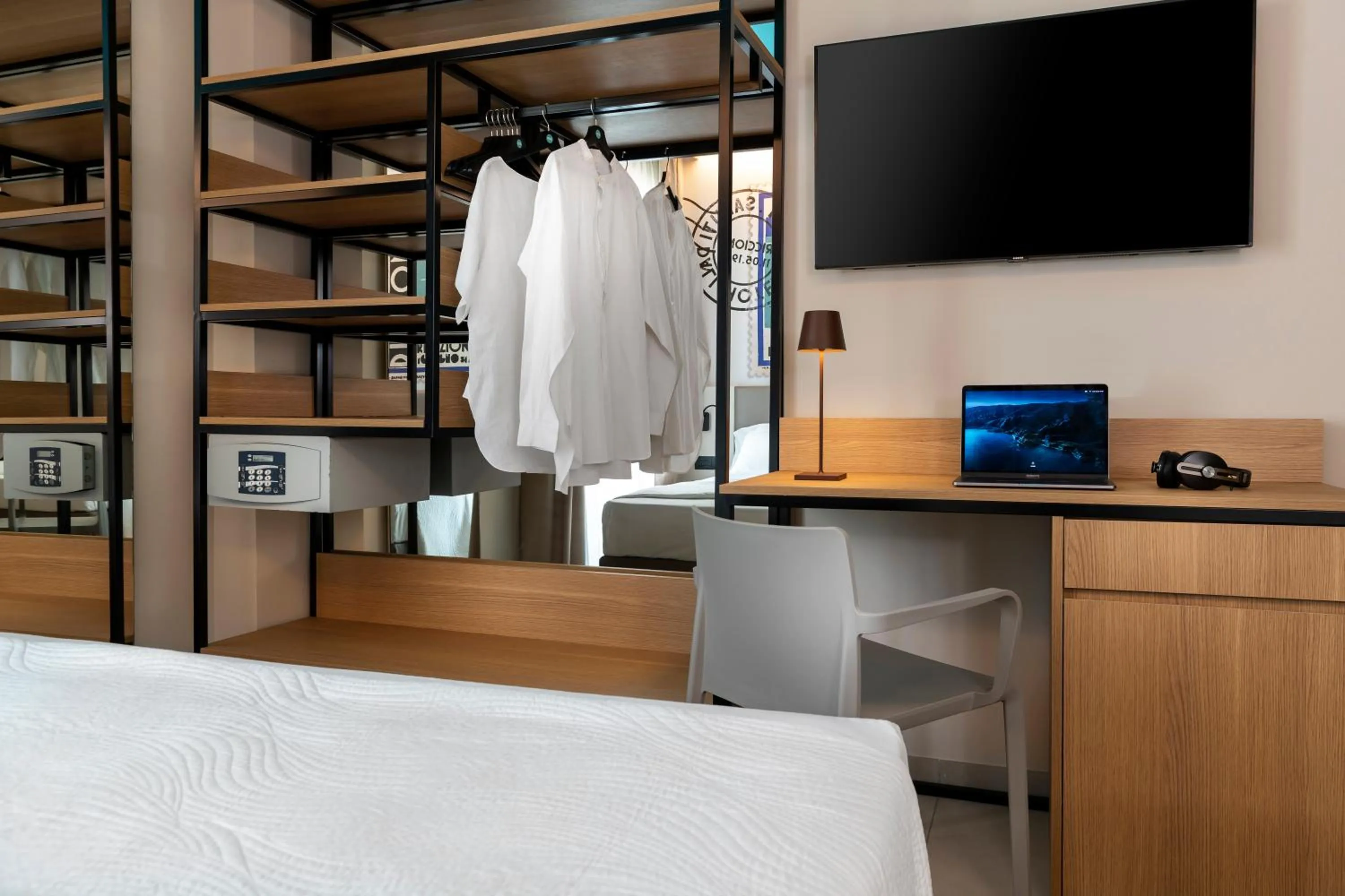 TV and multimedia, Bed in Hotel Adlon - FRONTE MARE