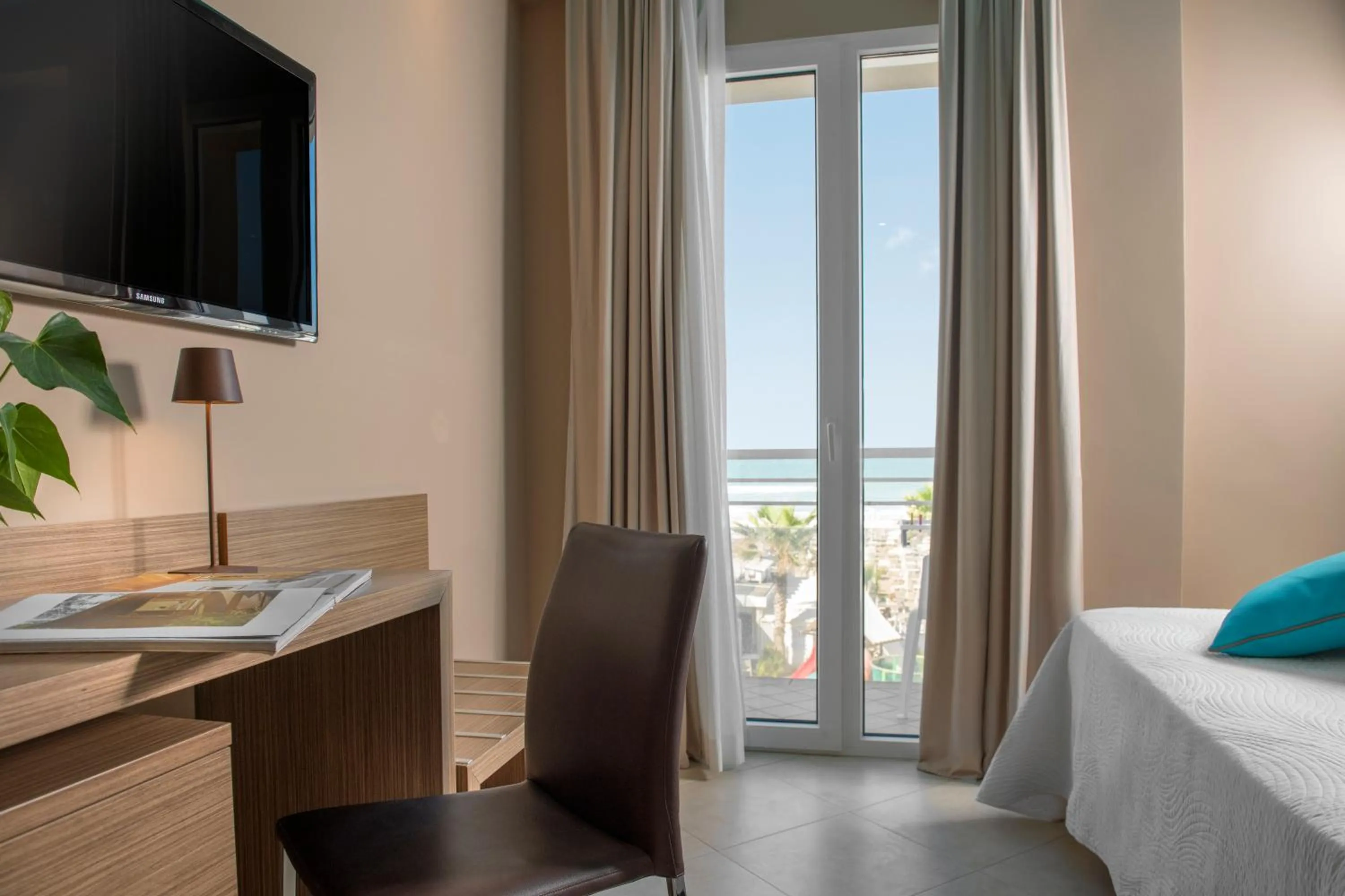 Bedroom, Bed in Hotel Adlon - FRONTE MARE