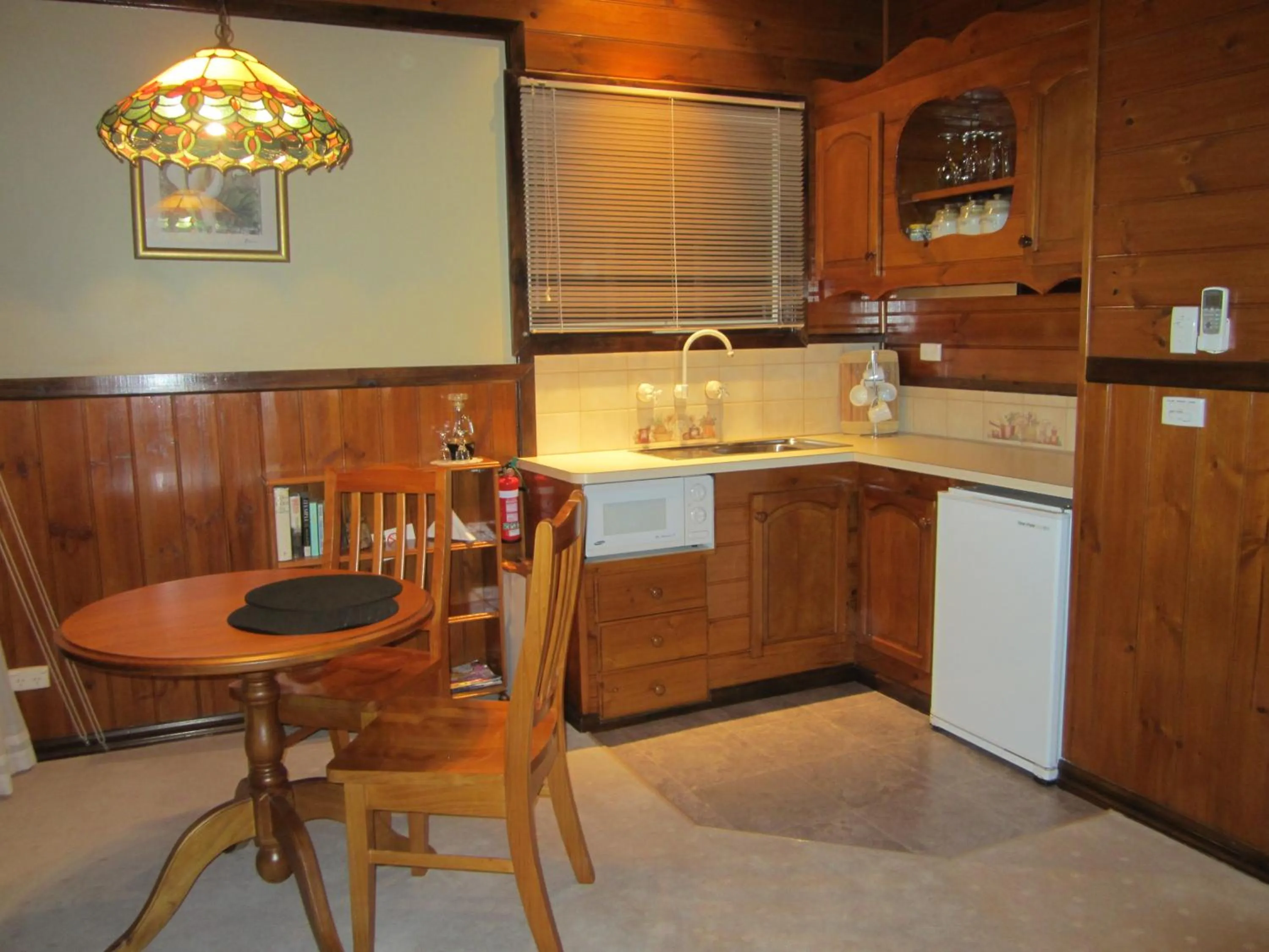 Kitchen or kitchenette in Willowlake Cottages
