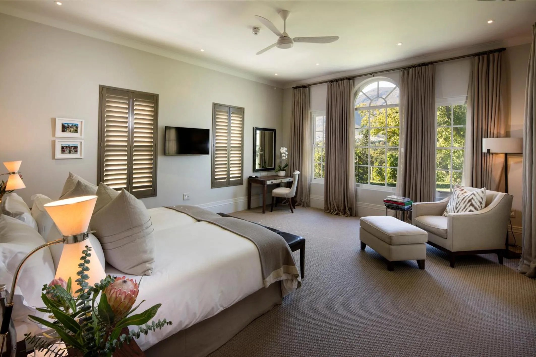 Photo of the whole room, Bed in Leeu Estates