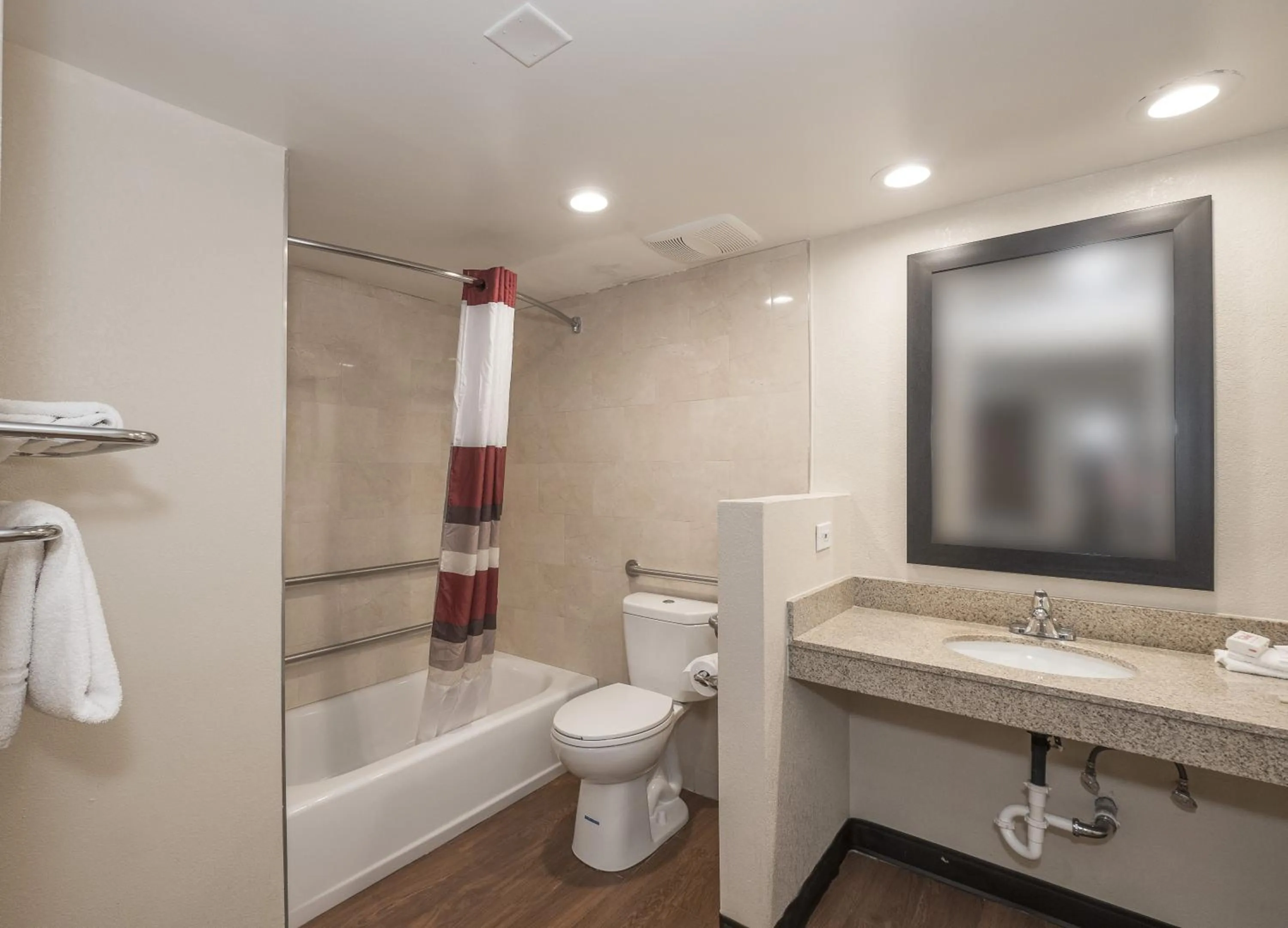 Bathroom in Red Roof Inn Wildwood – Cape May/Rio Grande