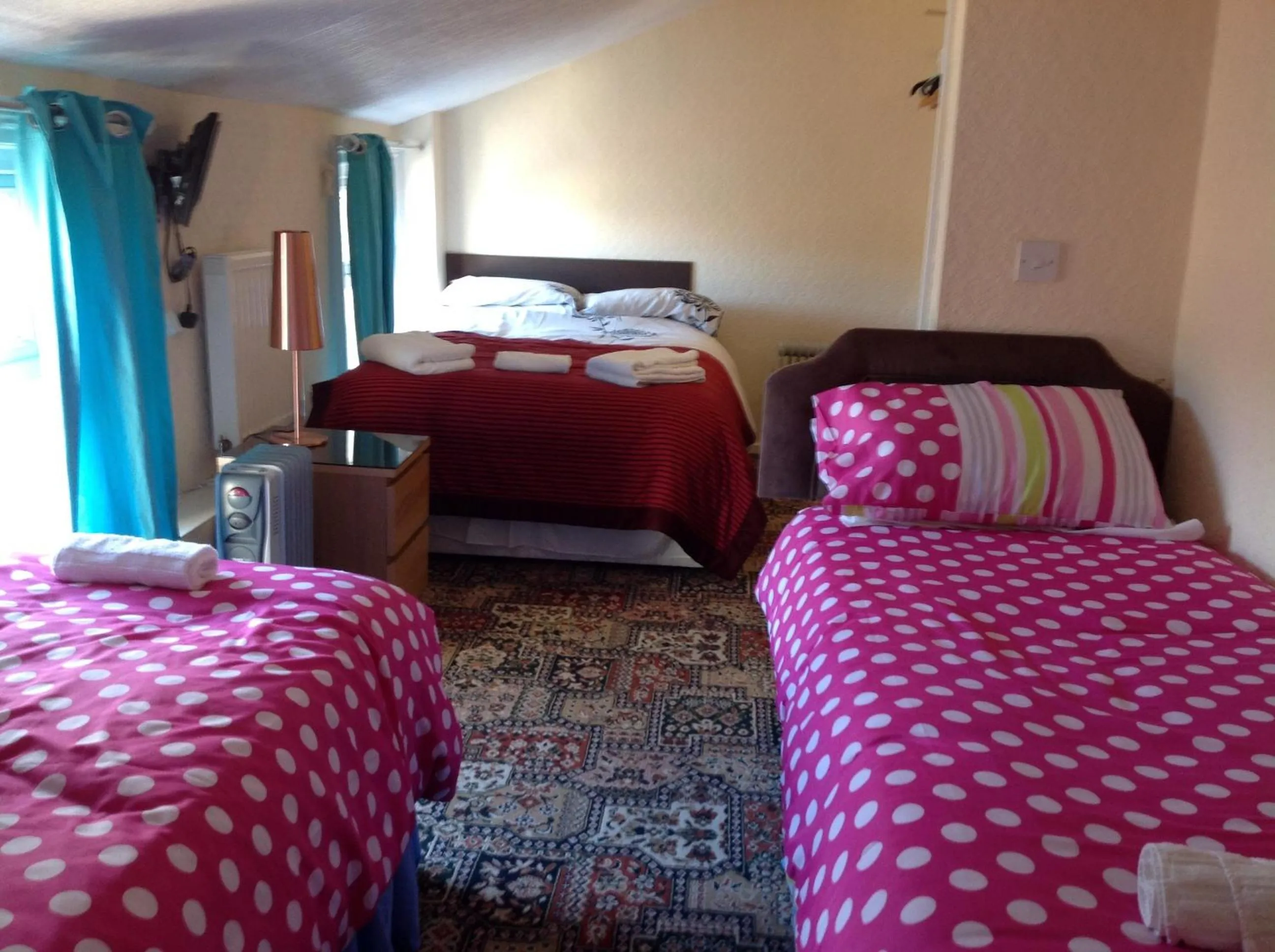Bedroom, Bed in Cowley Hotel