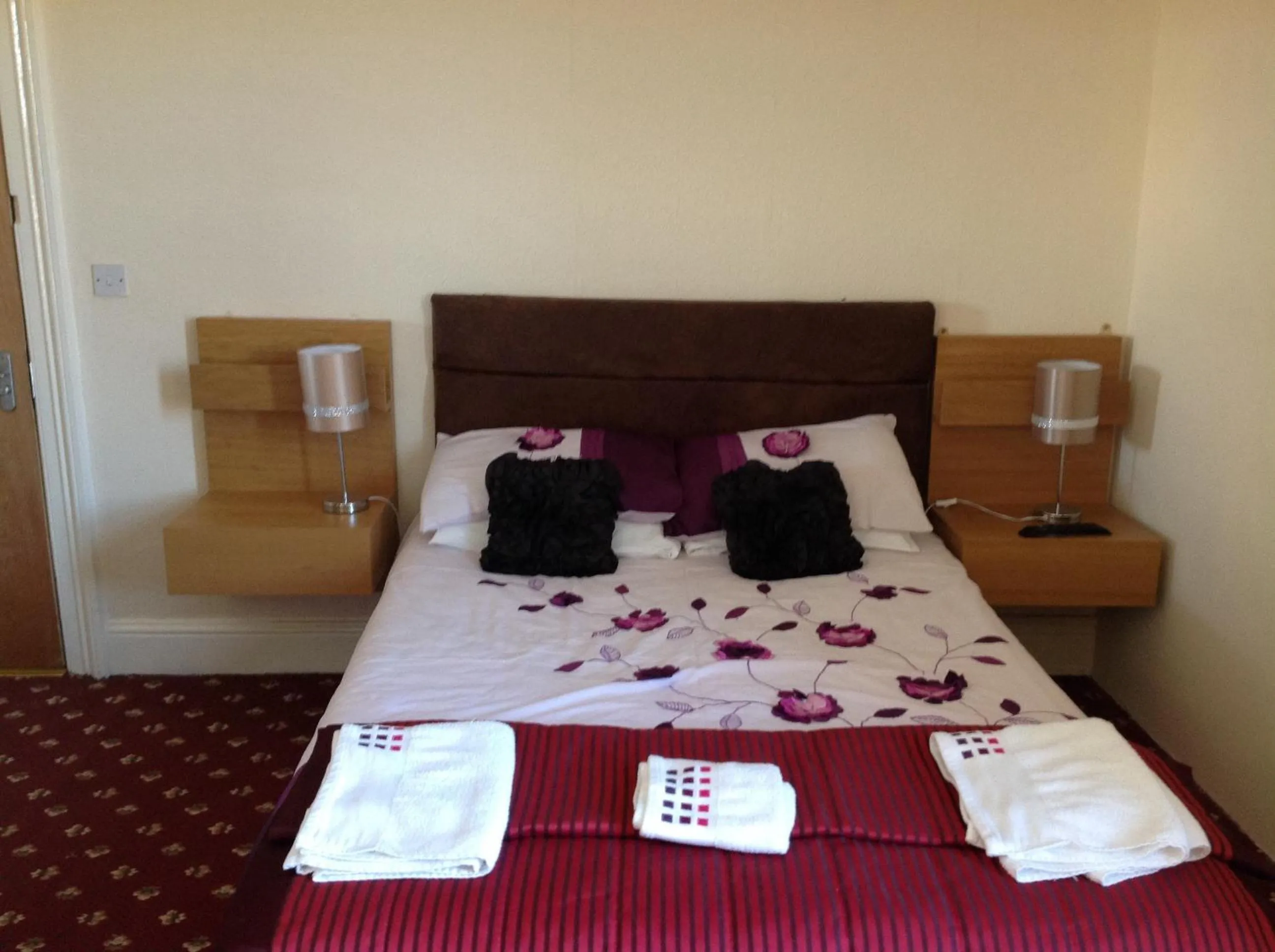 Bedroom, Bed in Cowley Hotel