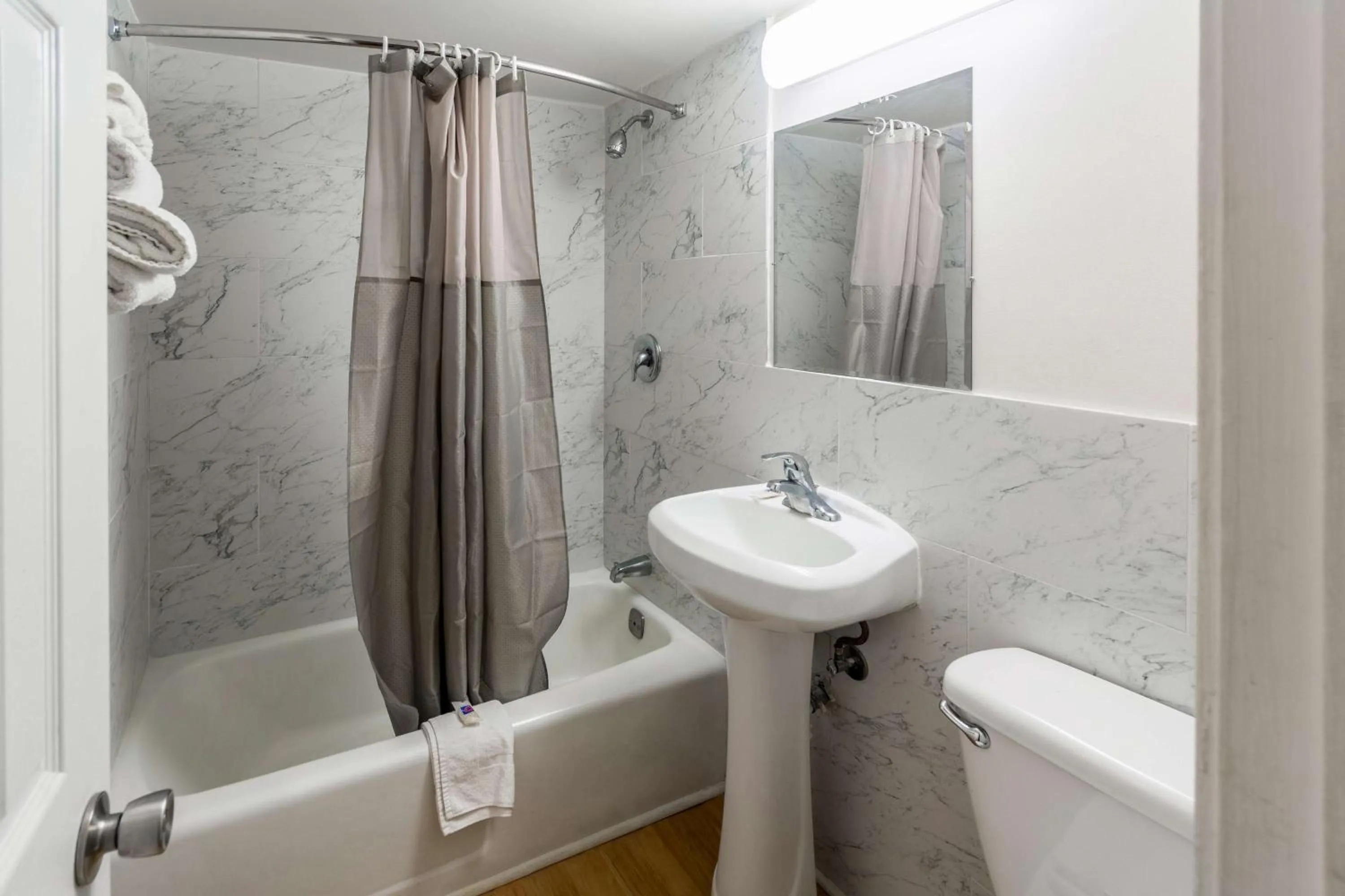 Photo of the whole room in Flamingo Motel