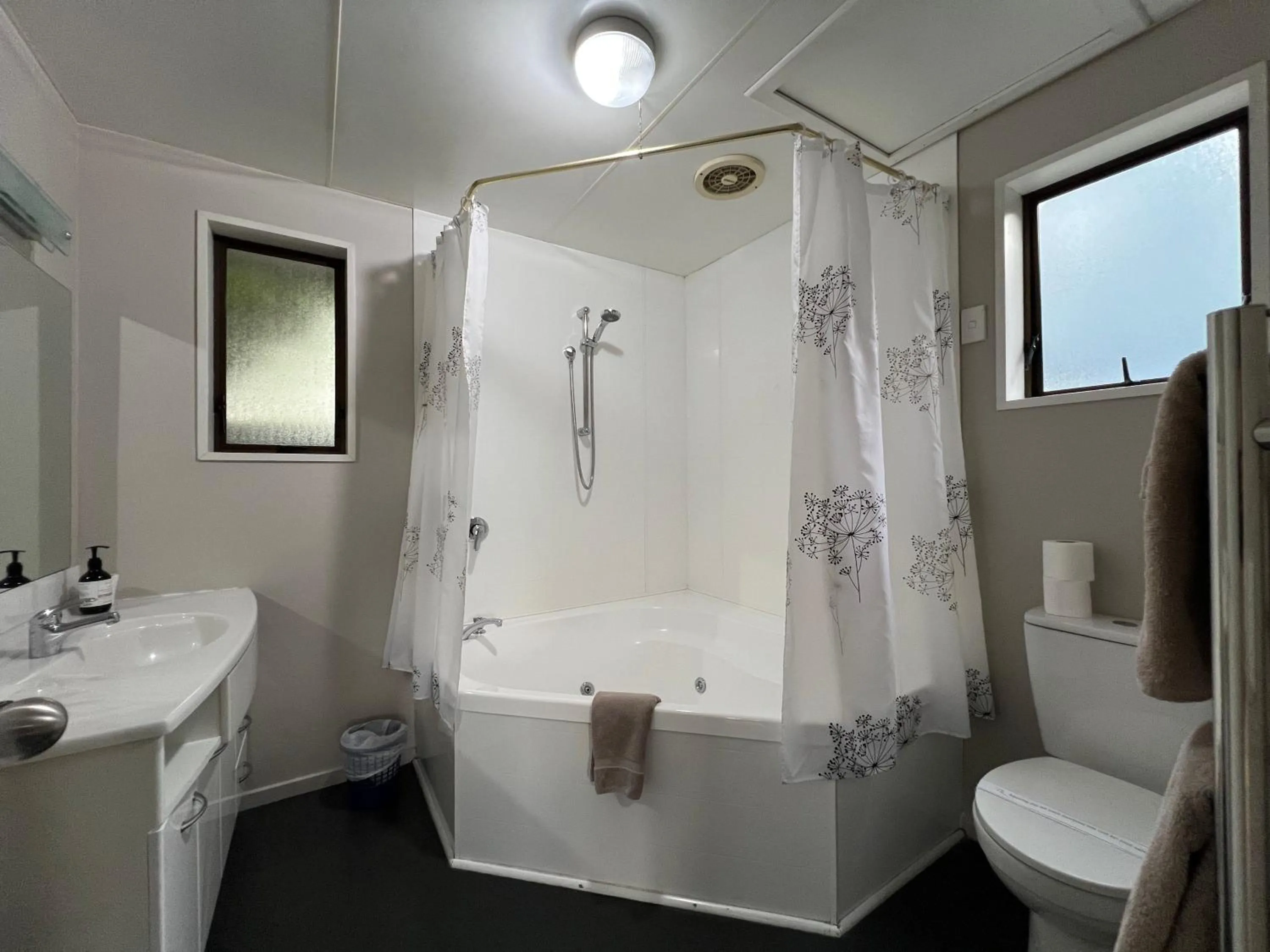 Shower in Strathern Motor Lodge