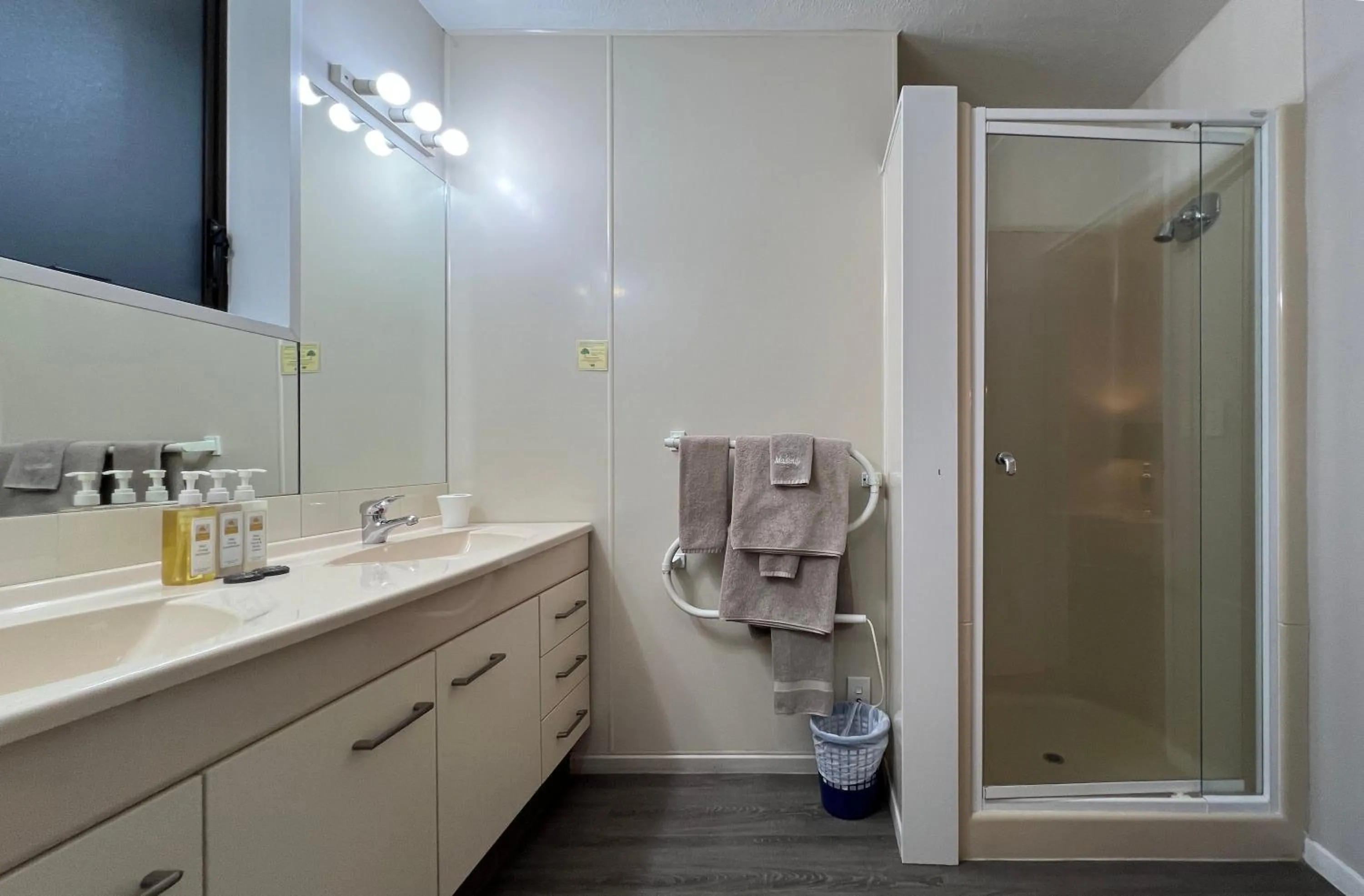 Shower in Strathern Motor Lodge