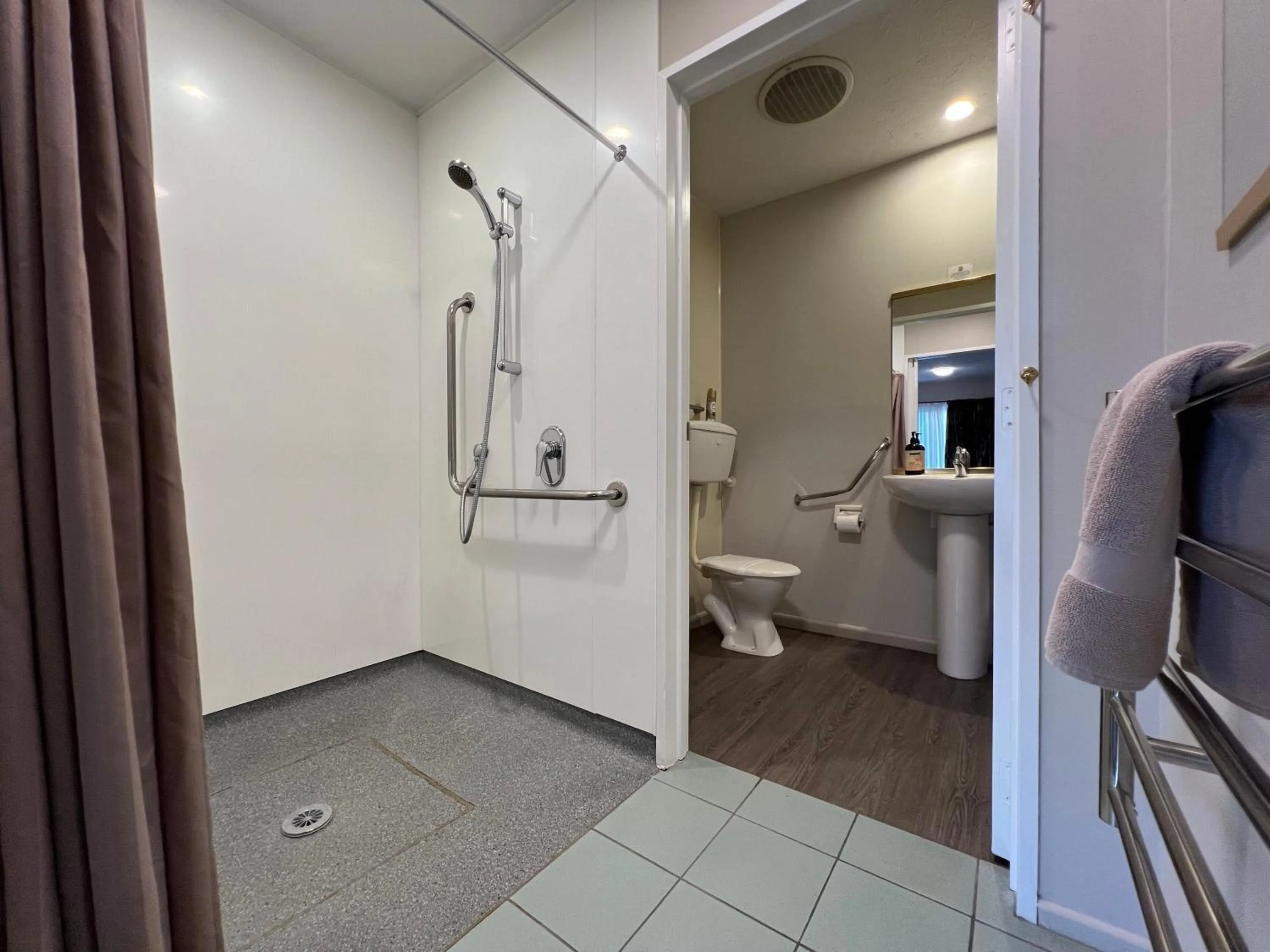 Shower in Strathern Motor Lodge