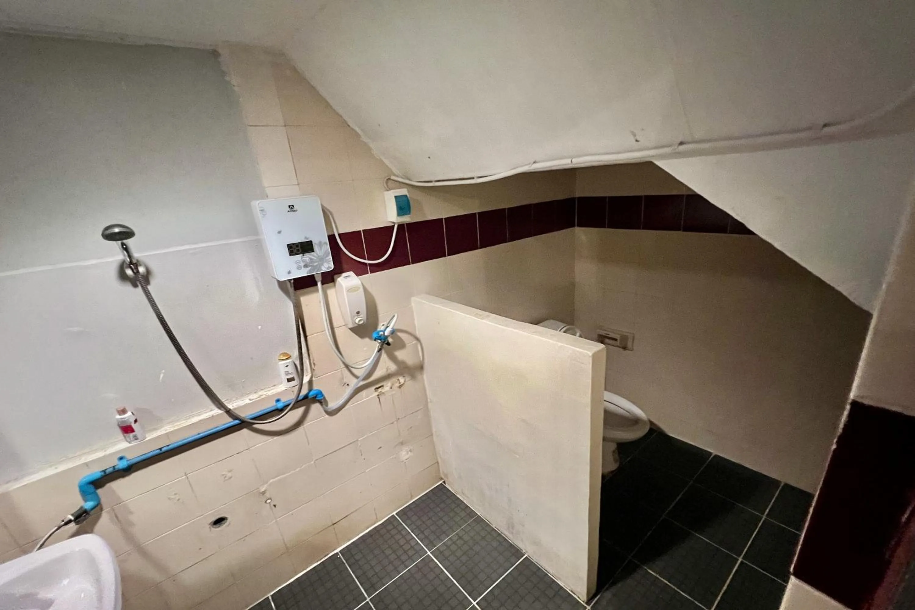 Shower in Orchid Hostel Near Bumrungrad hospital and Nana Market