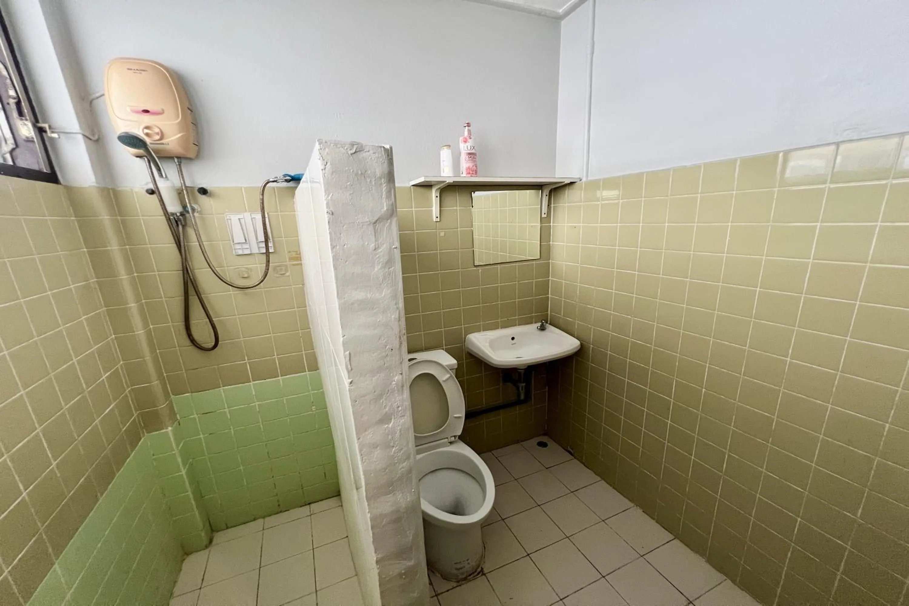 Toilet in Orchid Hostel Near Bumrungrad hospital and Nana Market