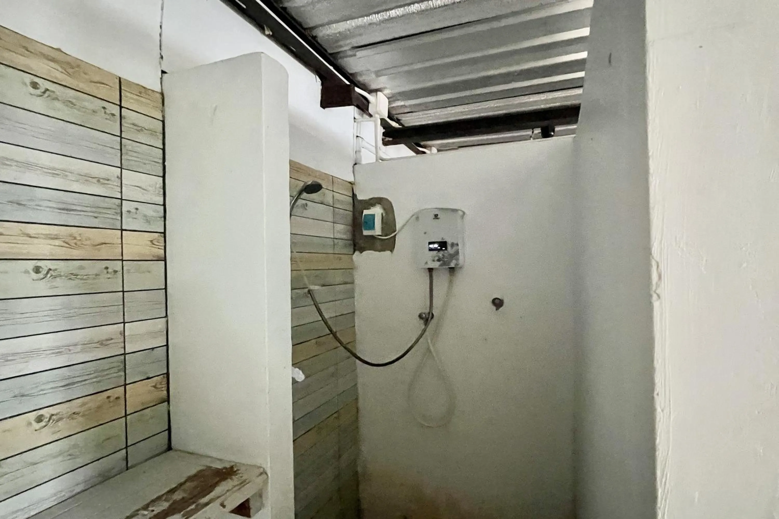 Shower in Orchid Hostel Near Bumrungrad hospital and Nana Market